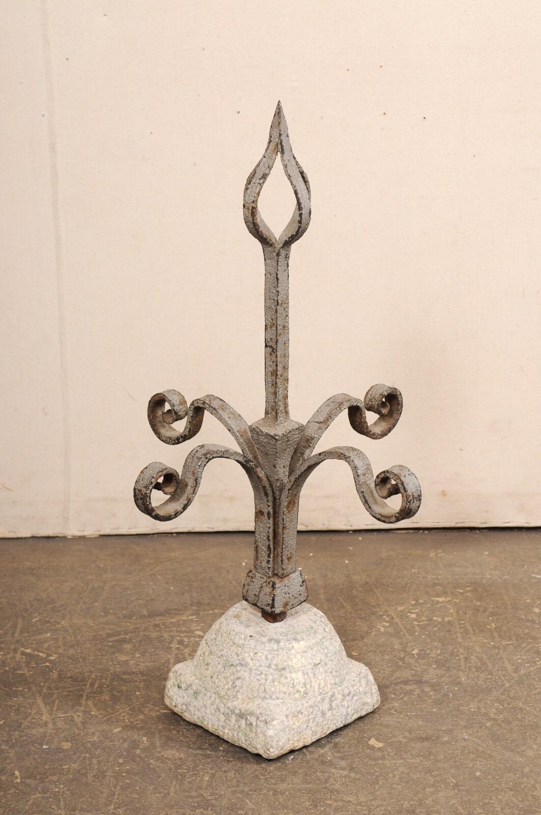 Ferro Finiale francese in ferro con base in granito, XIX secolo. in vendita