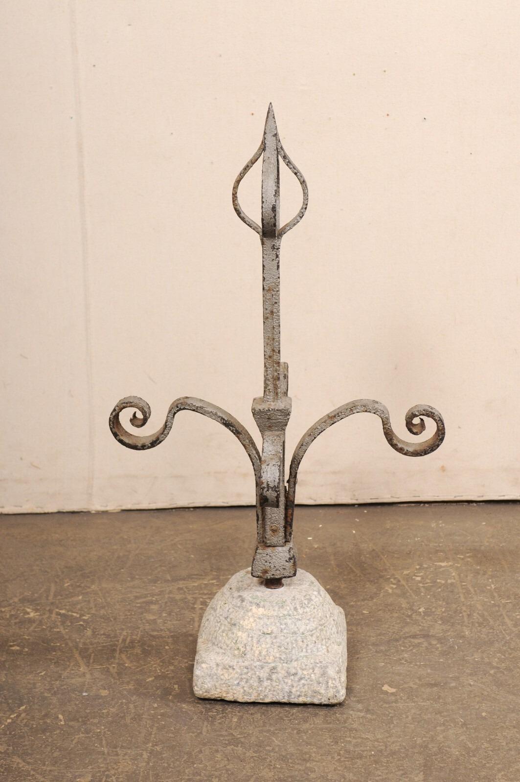 Finiale francese in ferro con base in granito, XIX secolo. in vendita 1