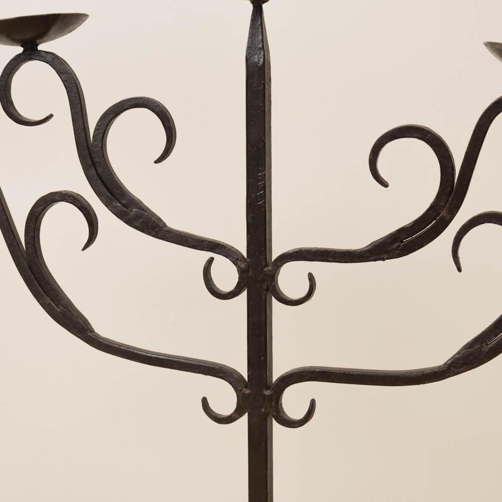 Candelabro de hierro francés de cinco brazos en venta 4