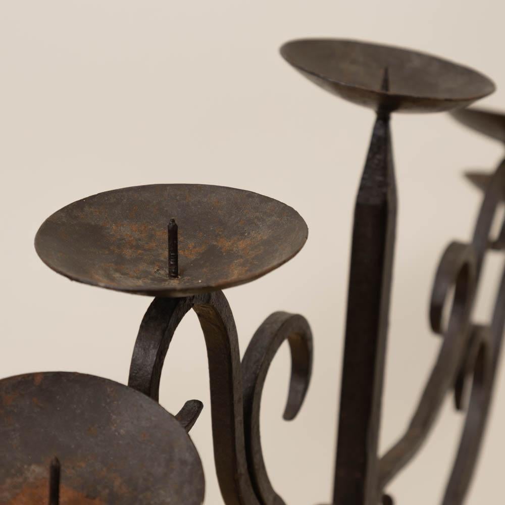 Candelabro de hierro francés de cinco brazos en venta 6