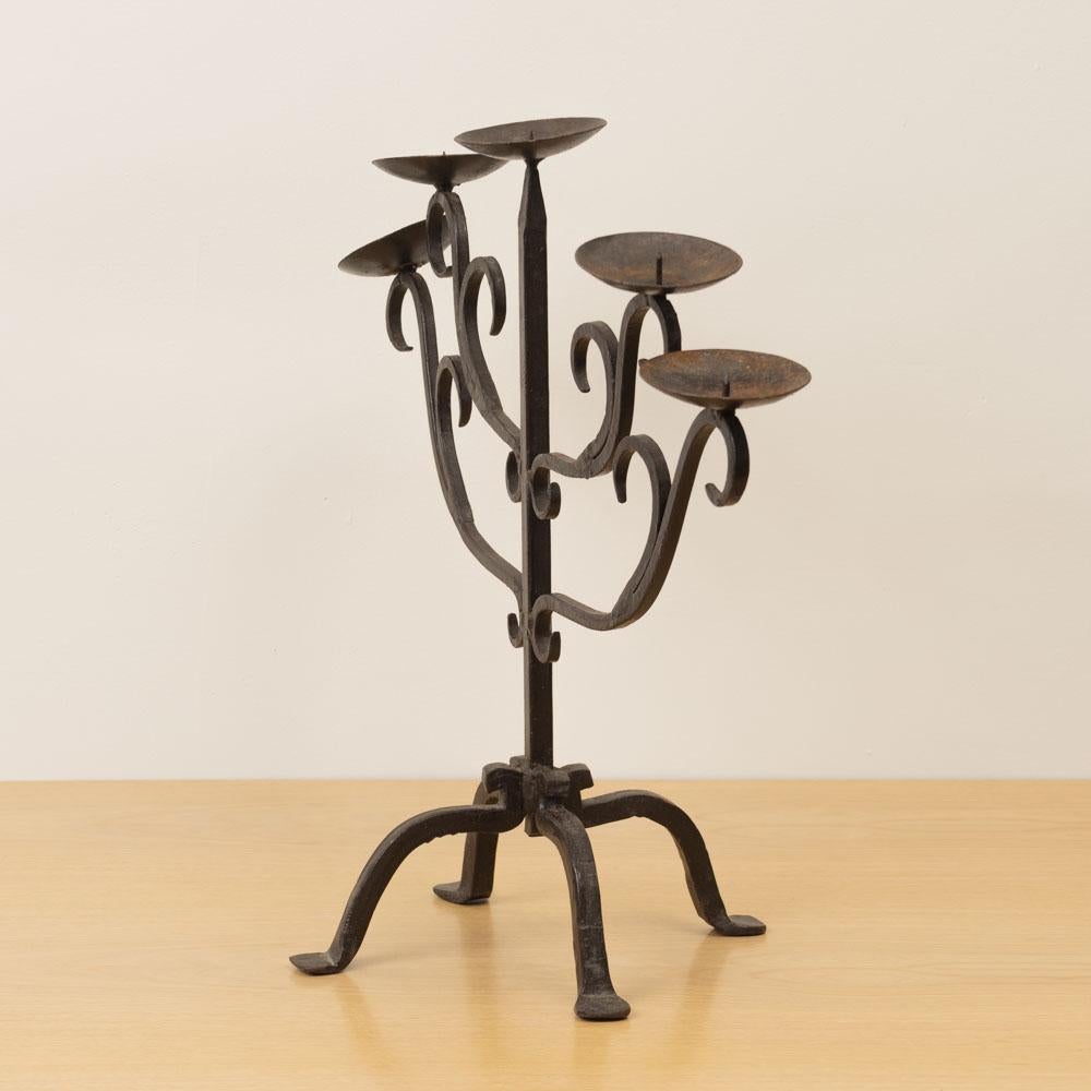 Candelabro de hierro francés de cinco brazos en venta 2