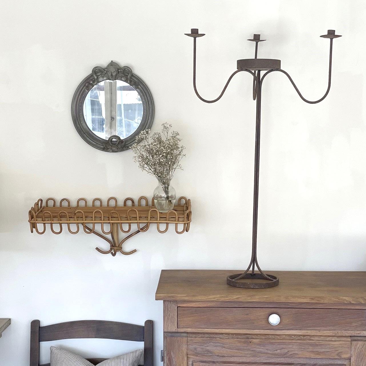 Candelabro de pie de hierro francés Francés en venta