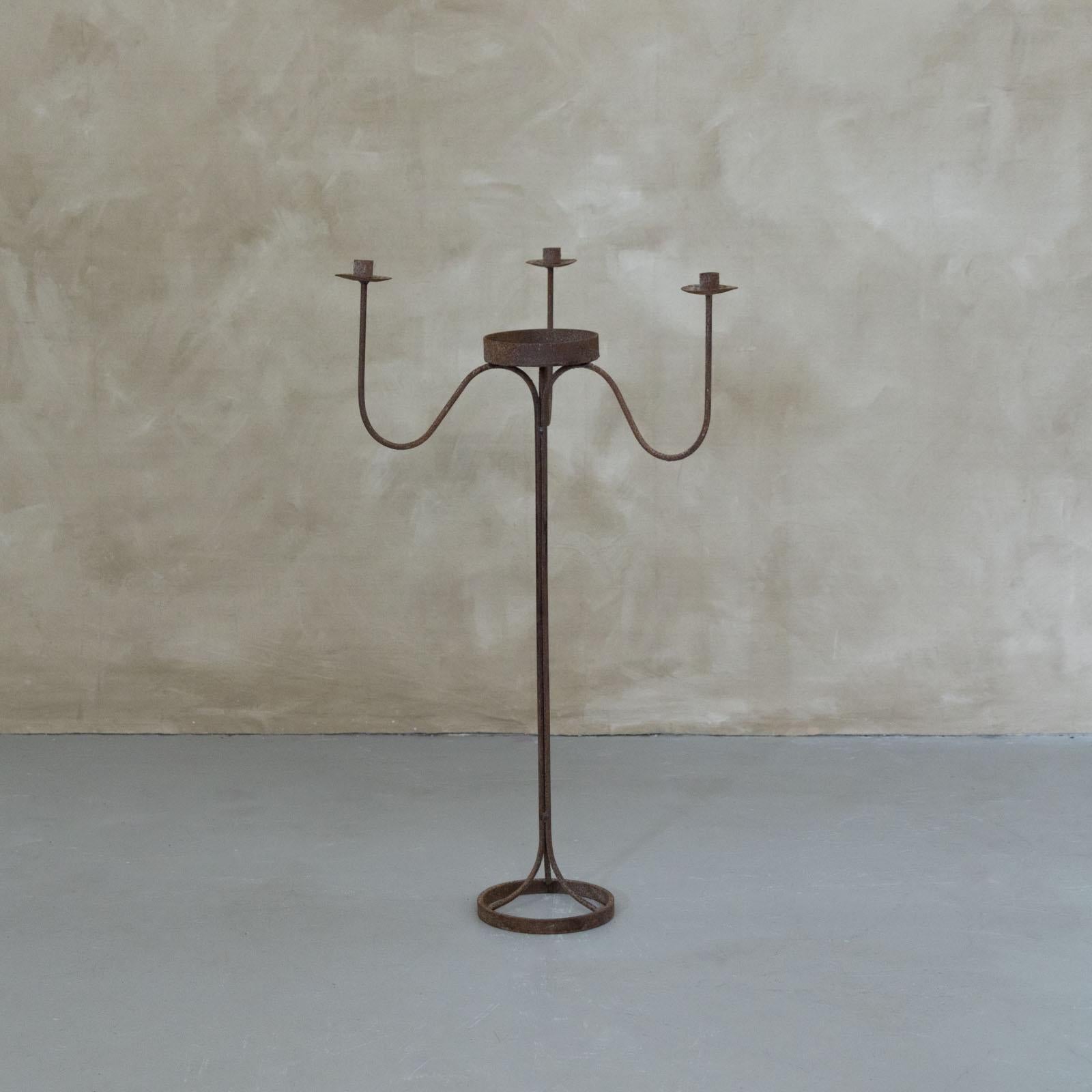 Candelabro de pie de hierro francés en Bueno estado para la venta en Los Angeles, CA