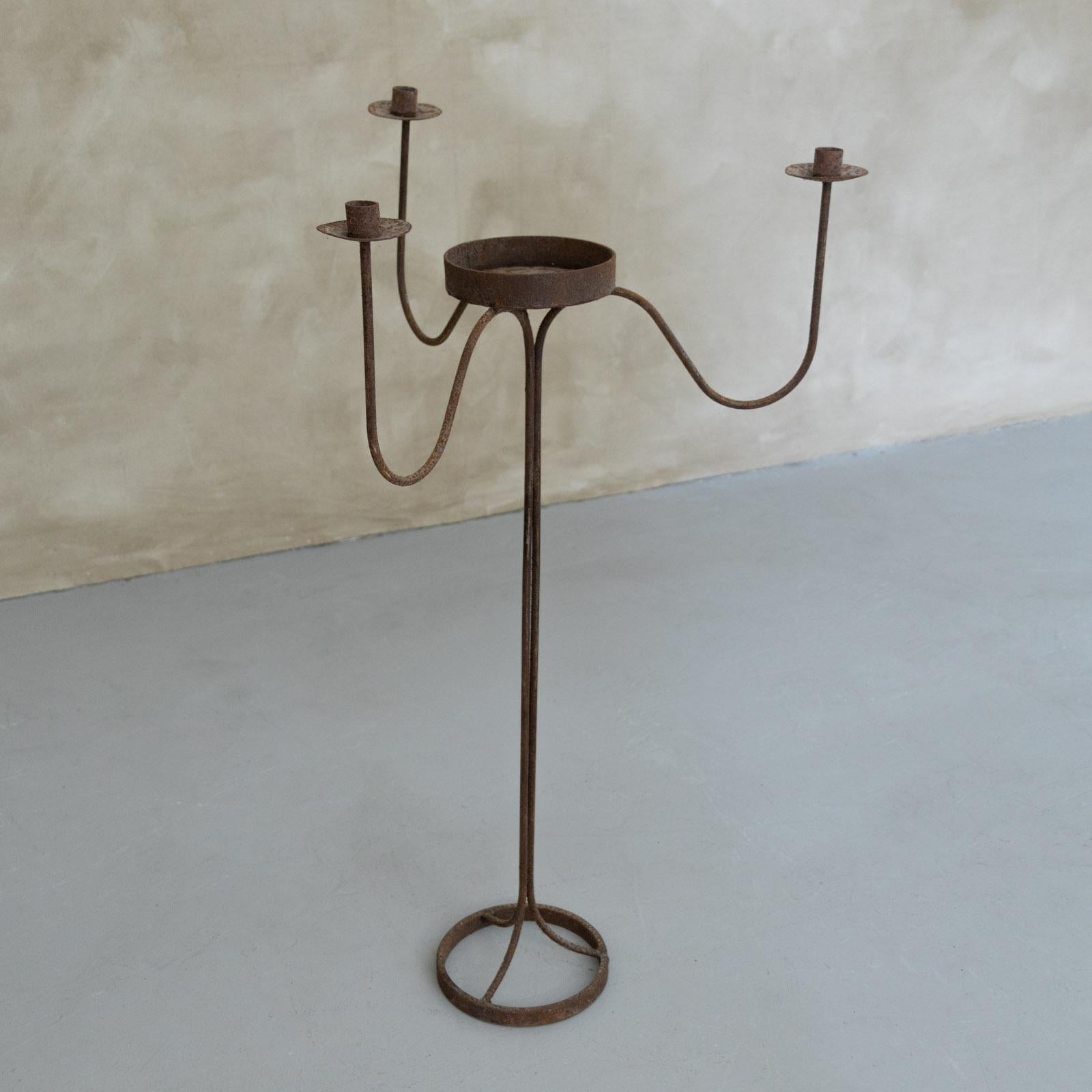 Candelabro de pie de hierro francés siglo XX en venta
