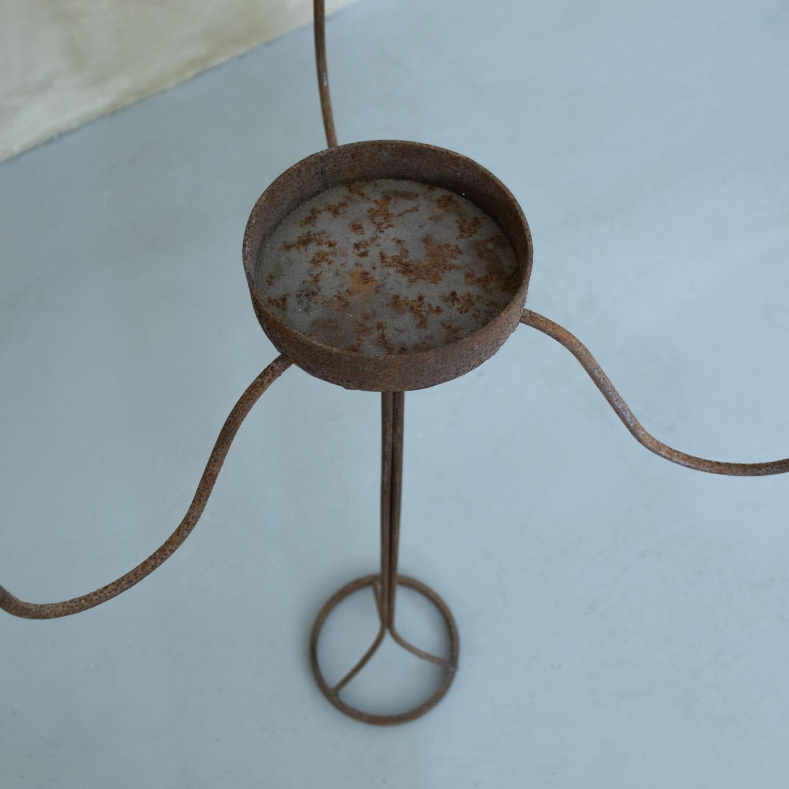 Candelabro de pie de hierro francés Hierro forjado en venta