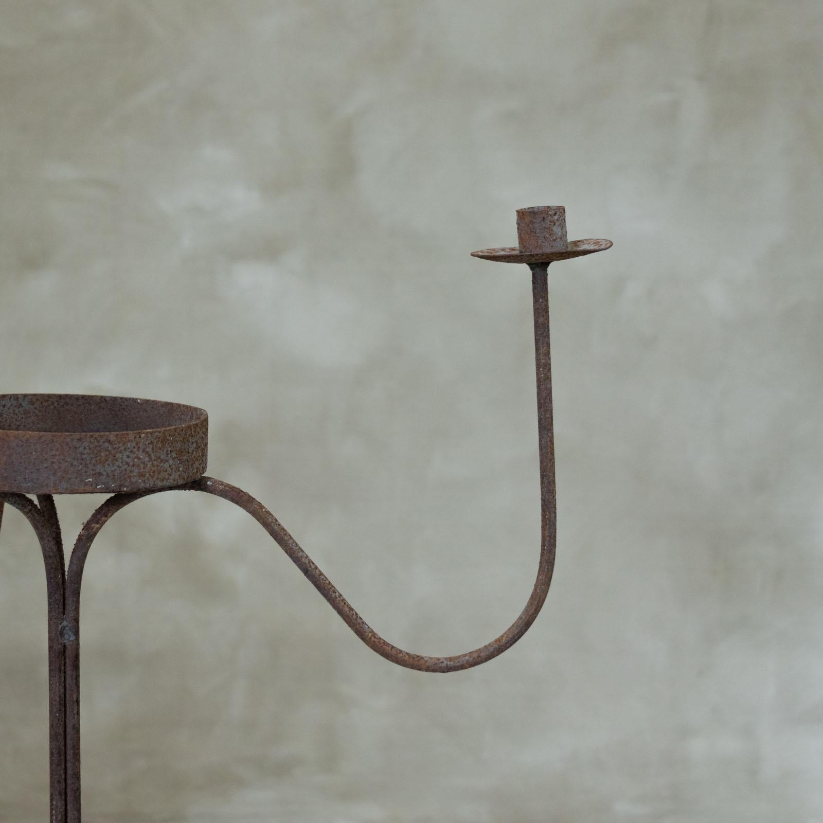 Candelabro de pie de hierro francés en venta 1