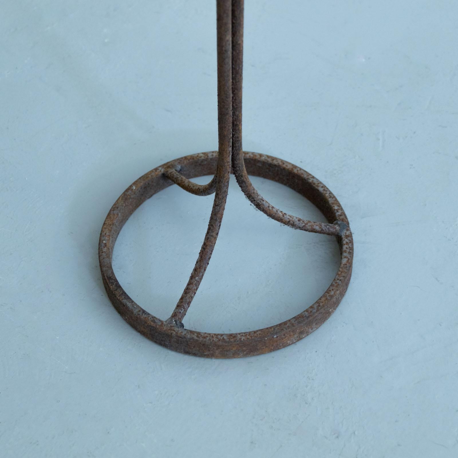Candelabro de pie de hierro francés en venta 3