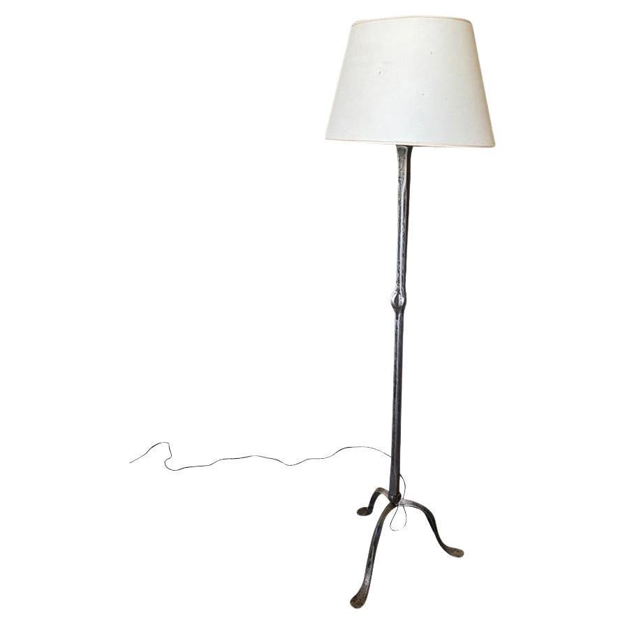 Una splendida lampada da terra in ferro forgiato a mano proveniente dal sud della Francia.  Linee forti ed eleganti.