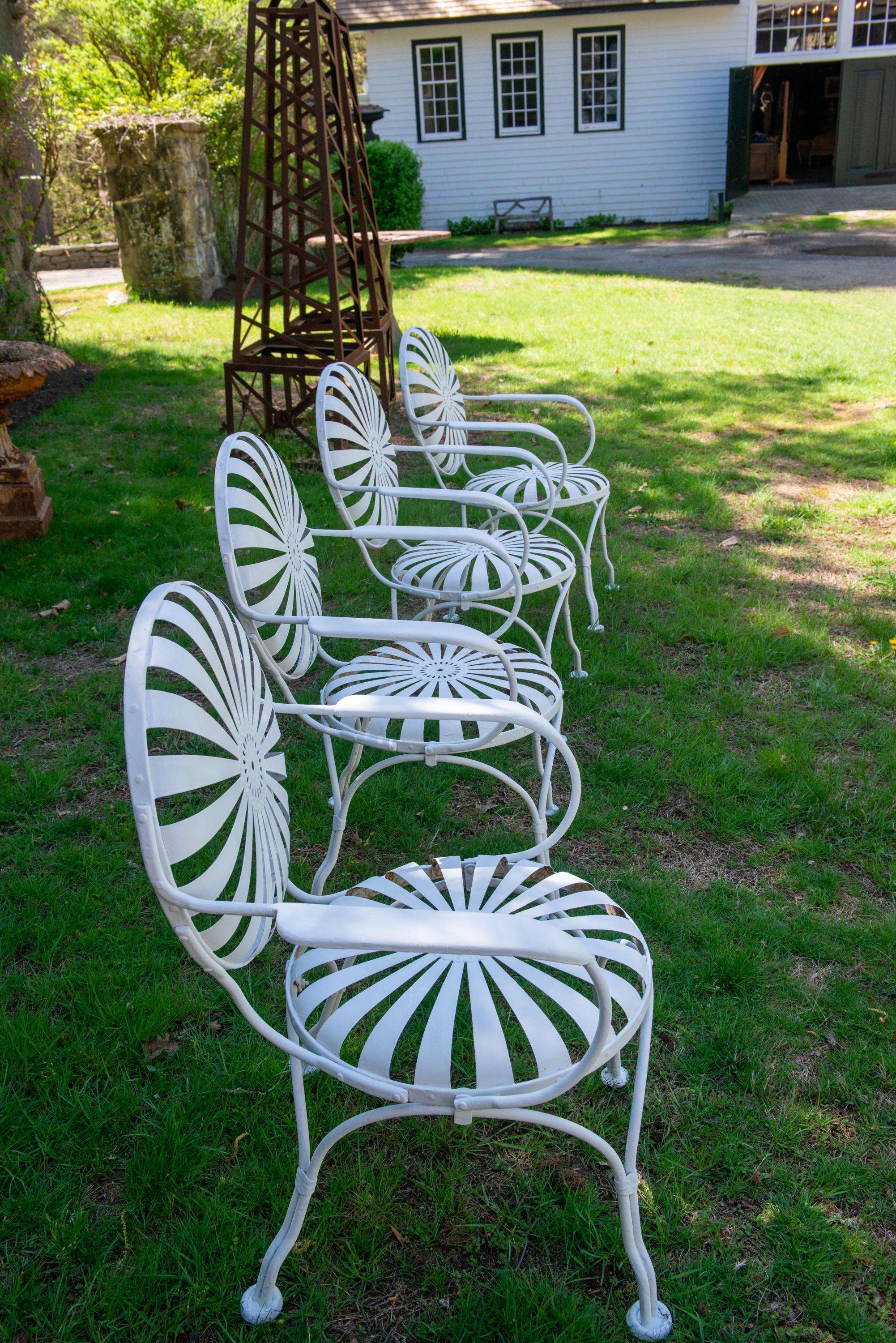 Französisches Eisen-Gartenset von Francois Carre, vier Federarmstühle und Tisch im Angebot 5