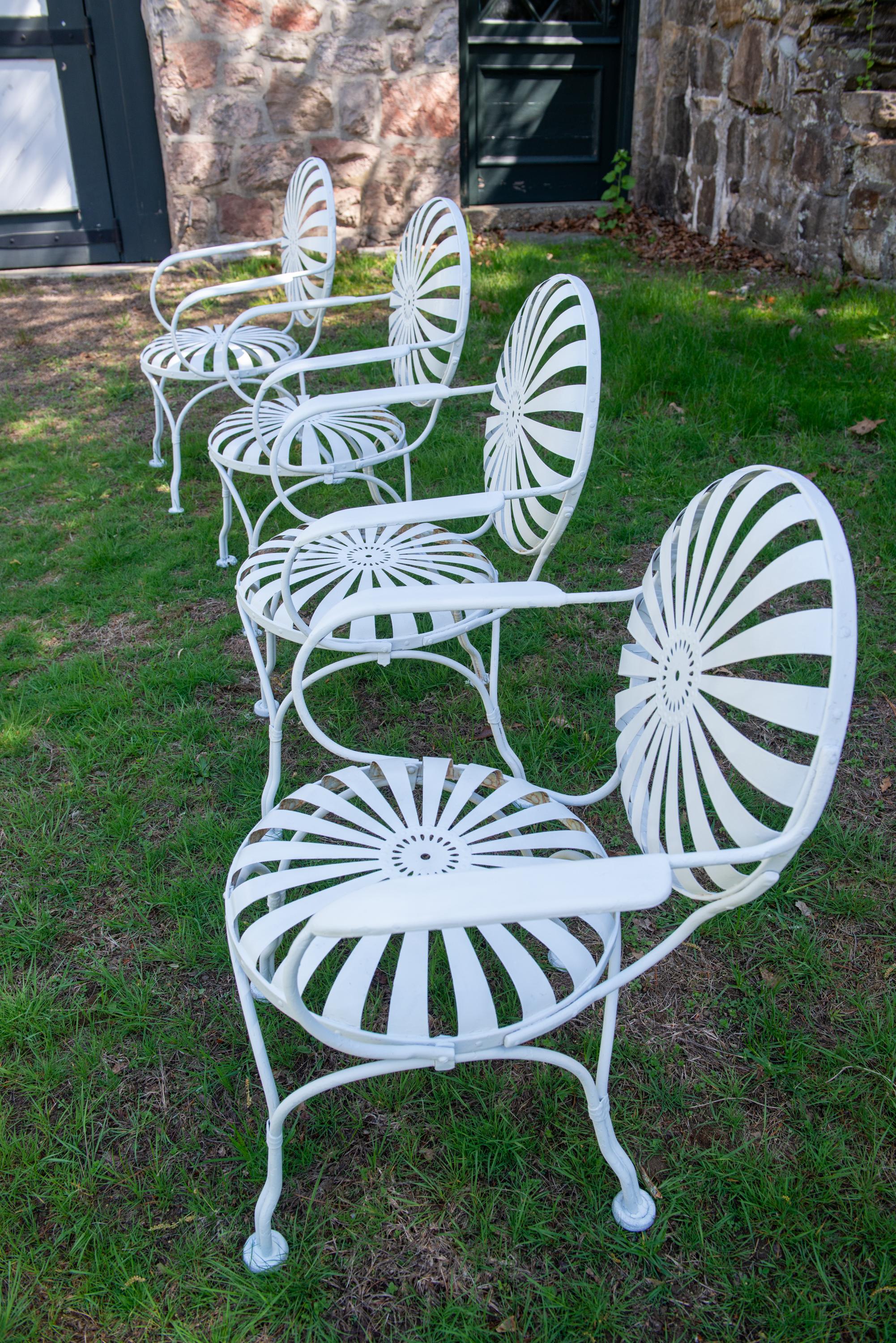 Französisches Eisen-Gartenset von Francois Carre, vier Federarmstühle und Tisch im Angebot 6