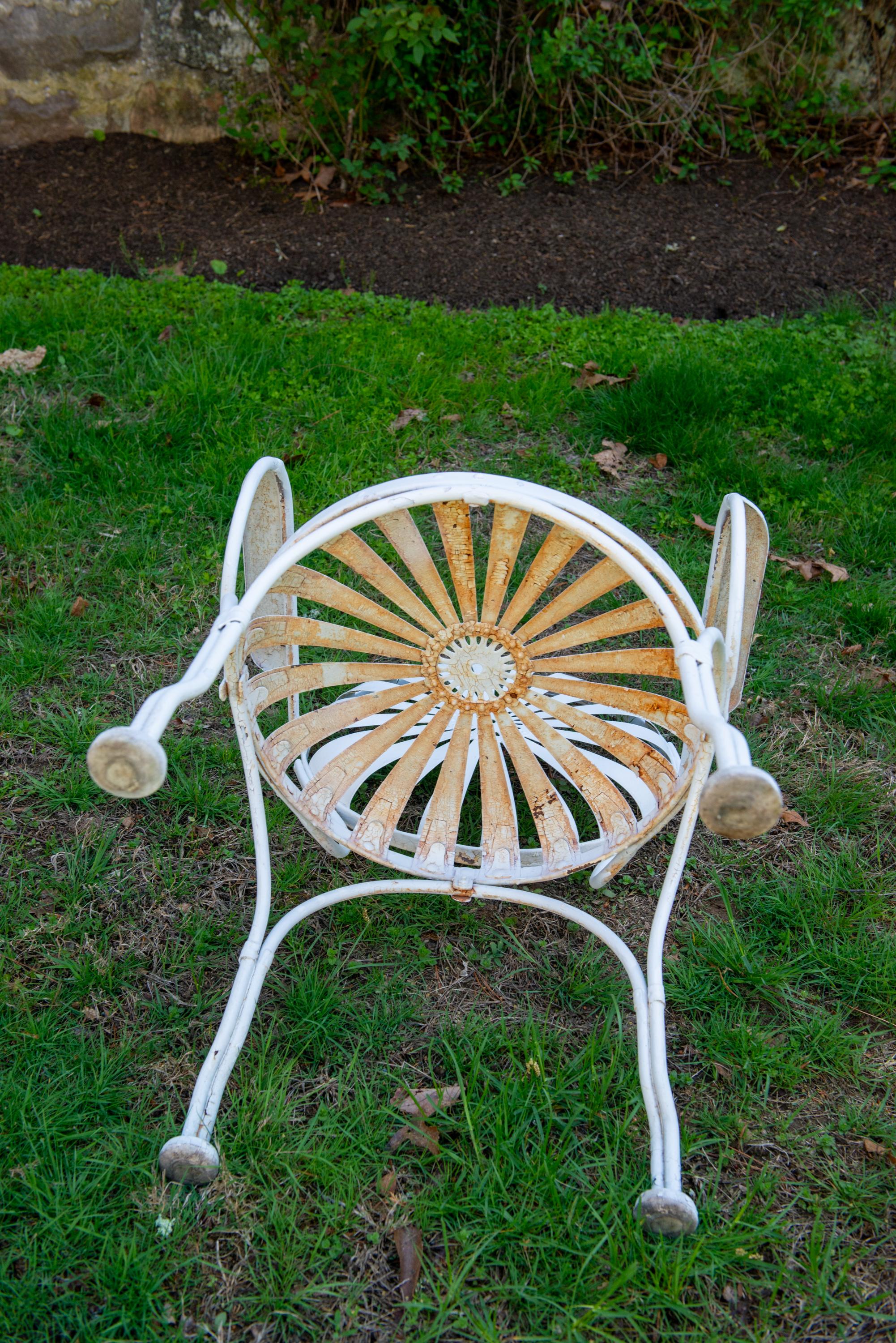 Französisches Eisen-Gartenset von Francois Carre, vier Federarmstühle und Tisch im Angebot 7