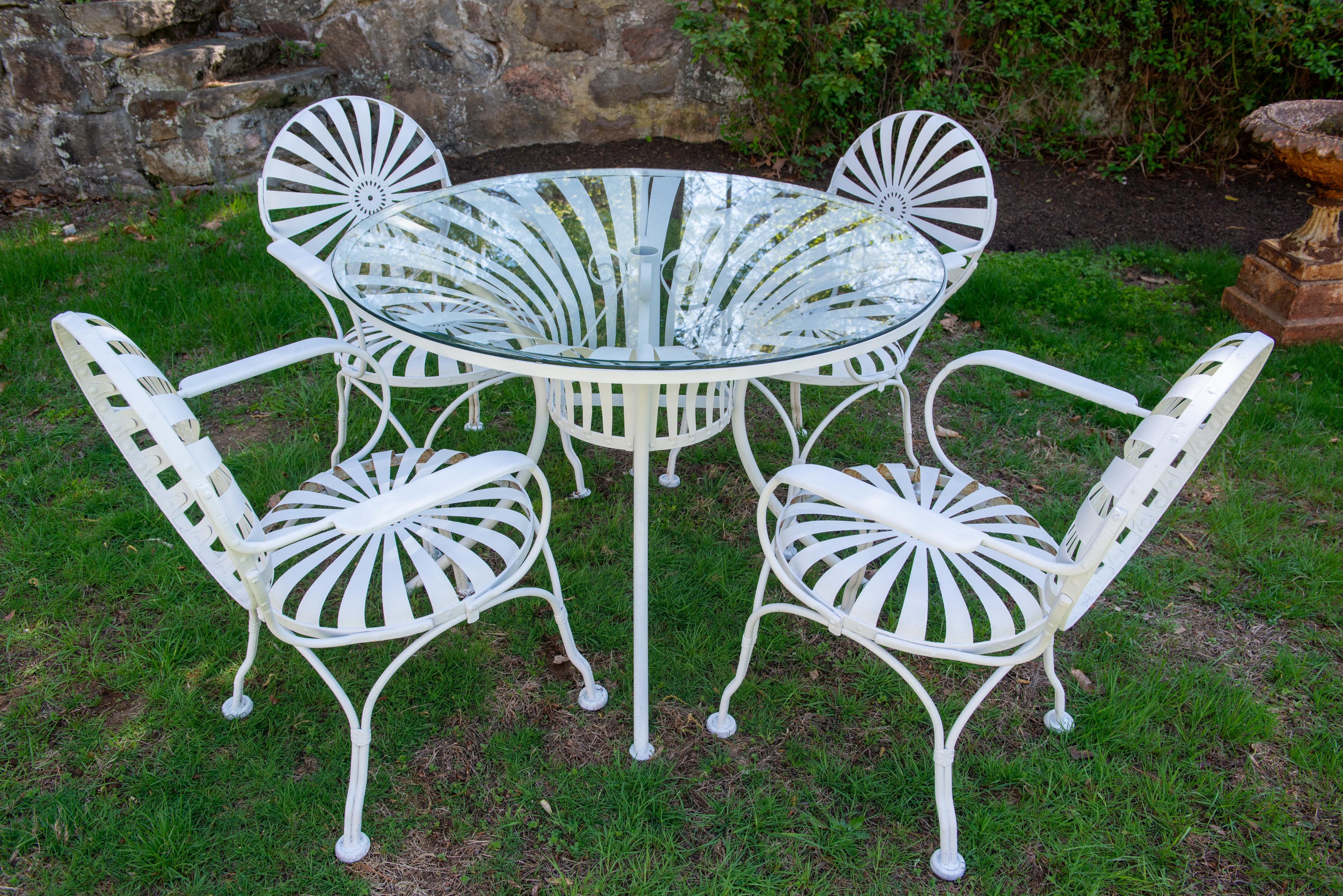 Französisches Eisen-Gartenset von Francois Carre, vier Federarmstühle und Tisch im Angebot 8
