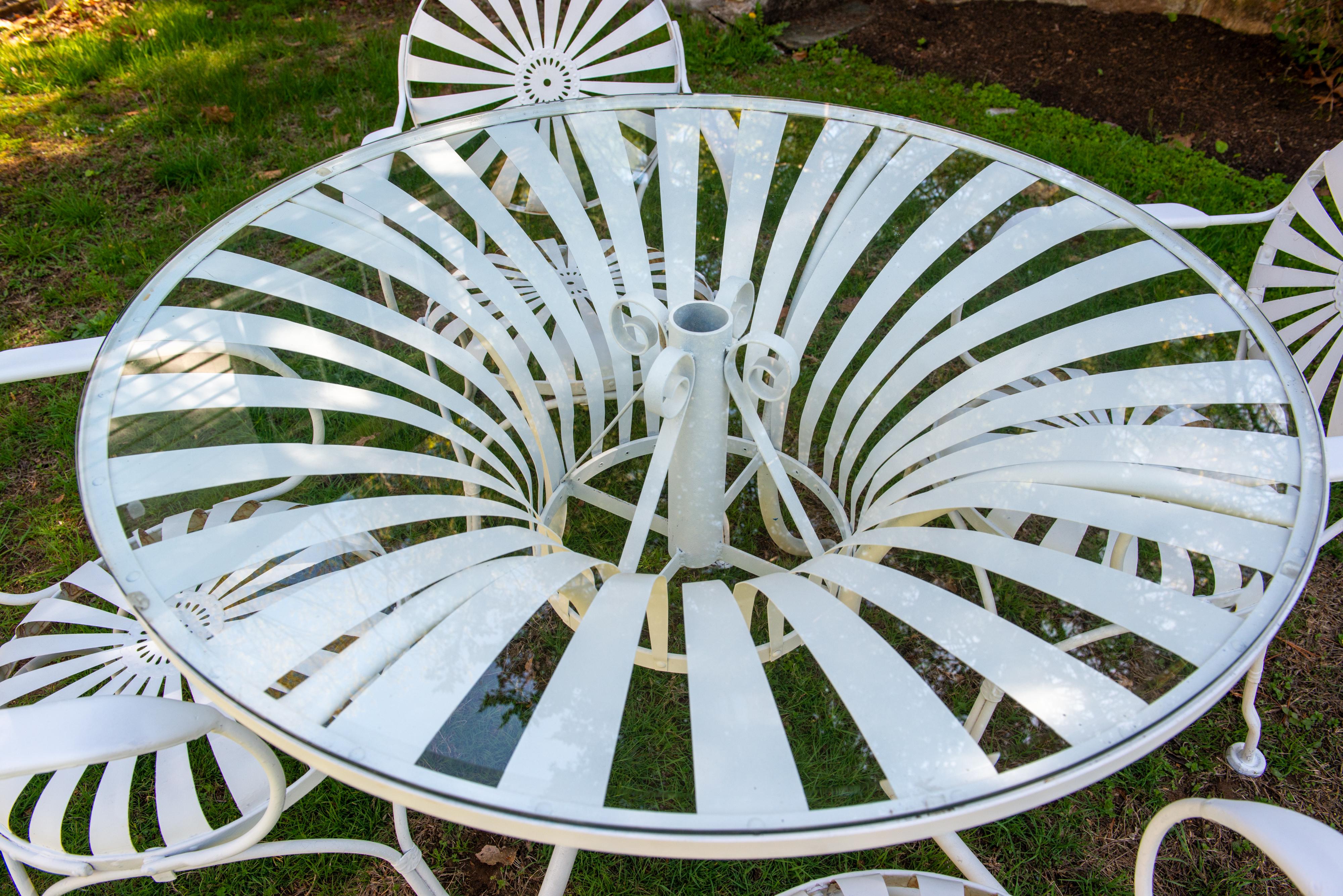 Französisches Eisen-Gartenset von Francois Carre, vier Federarmstühle und Tisch im Angebot 9
