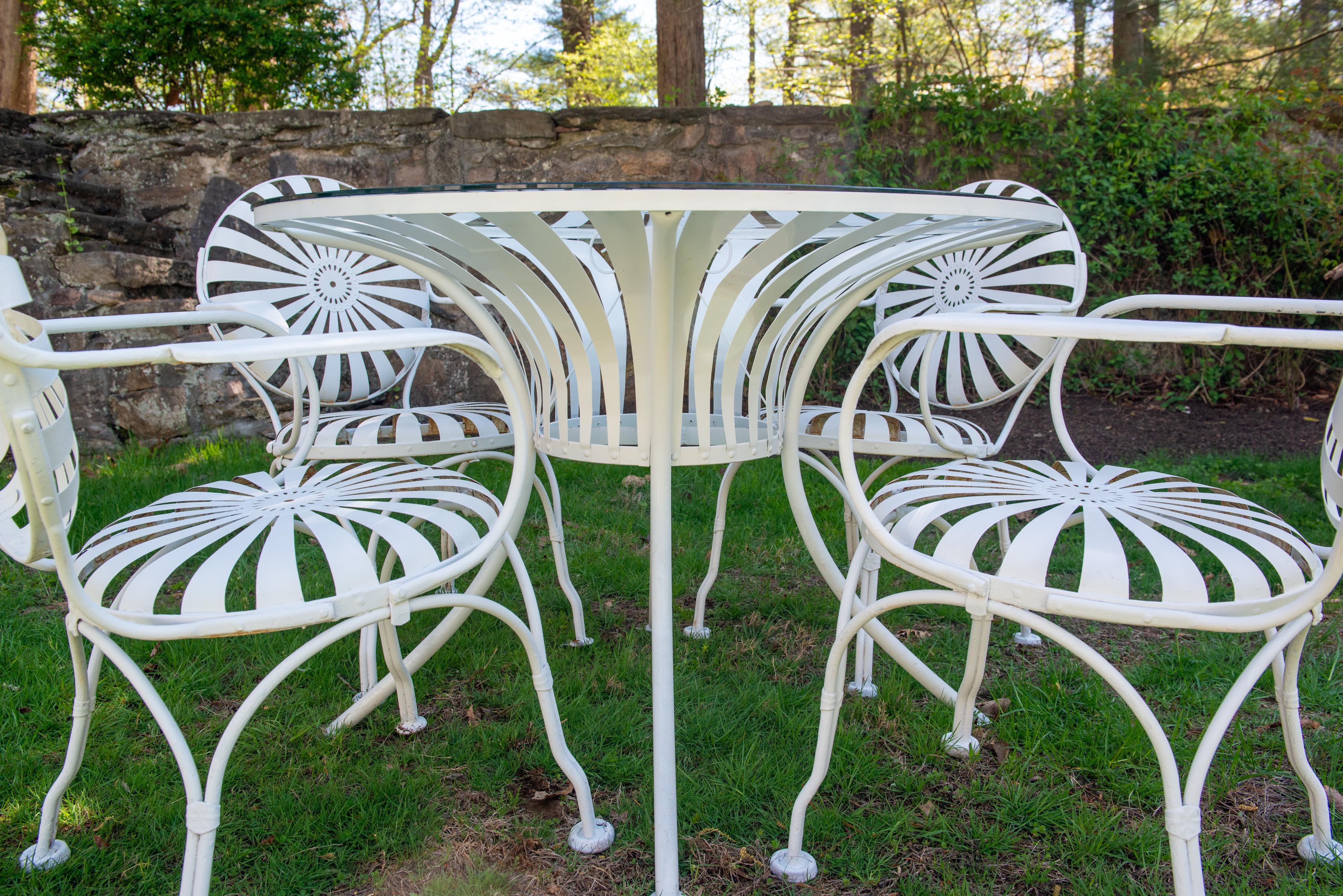 Französisches Eisen-Gartenset von Francois Carre, vier Federarmstühle und Tisch im Angebot 11