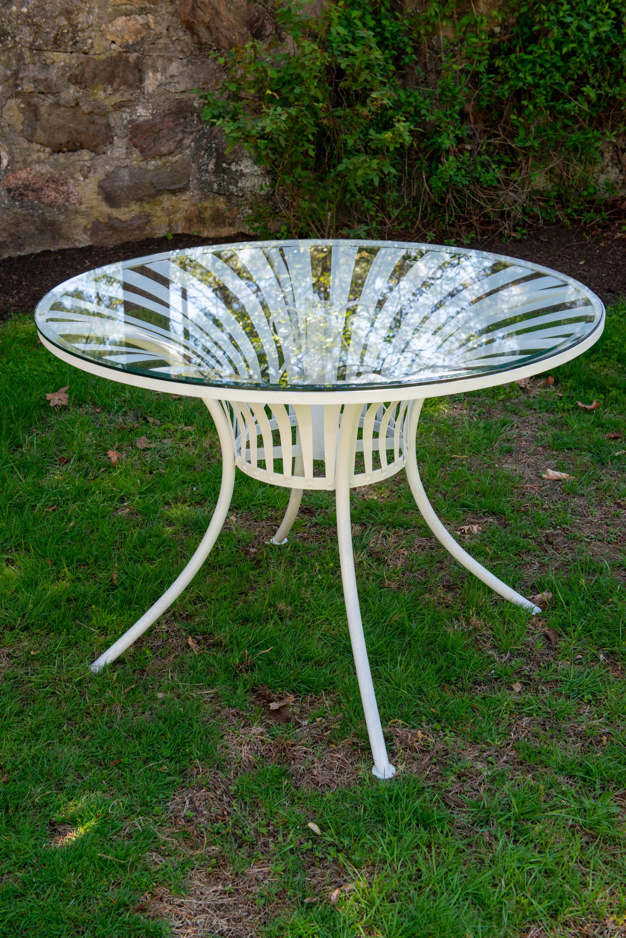 Französisches Eisen-Gartenset von Francois Carre, vier Federarmstühle und Tisch im Angebot 13