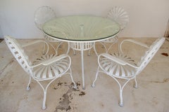 Französisches Eisen-Gartenset von Francois Carre, vier Federarmstühle und Tisch