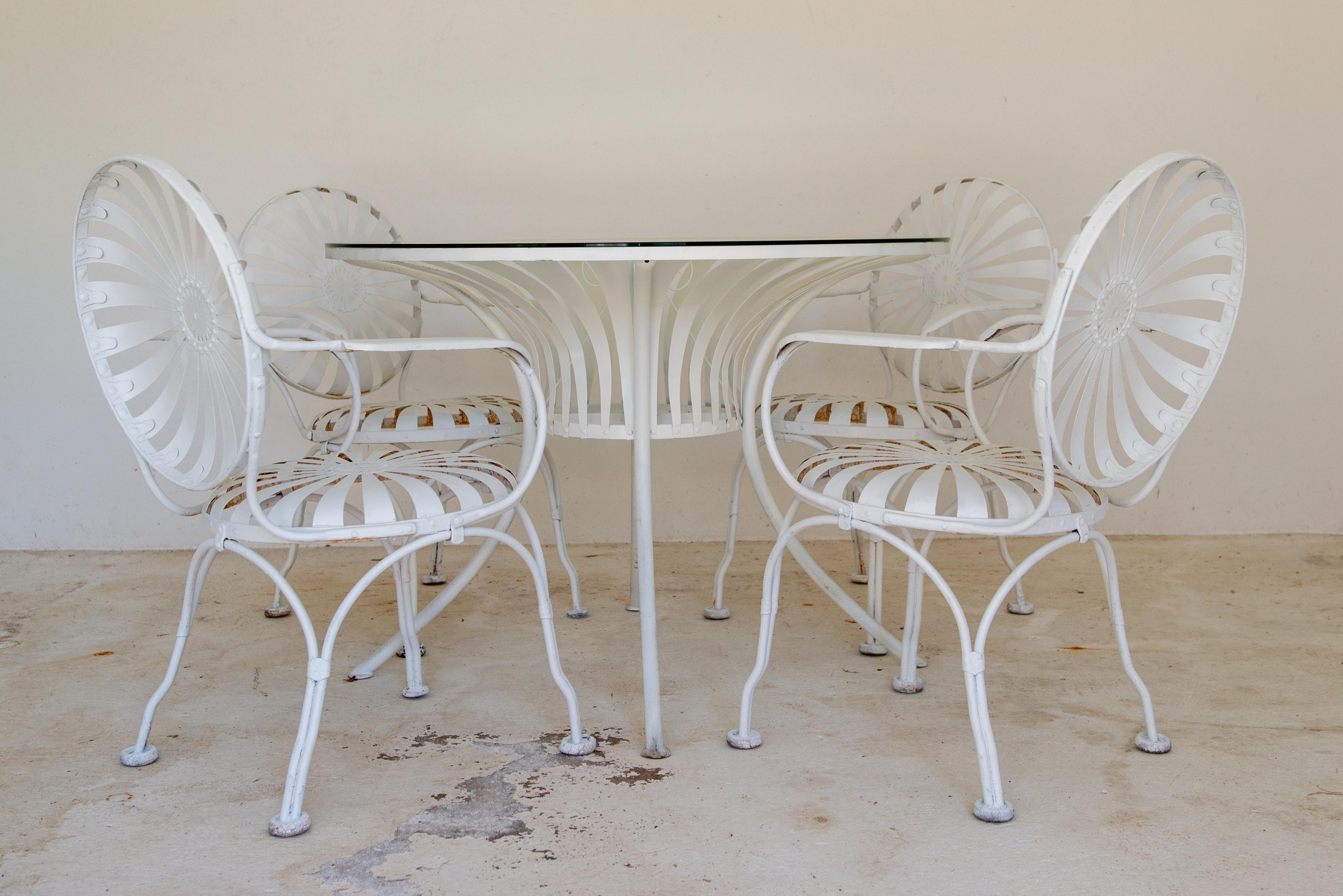 Französisches Eisen-Gartenset von Francois Carre, vier Federarmstühle und Tisch (Art déco) im Angebot