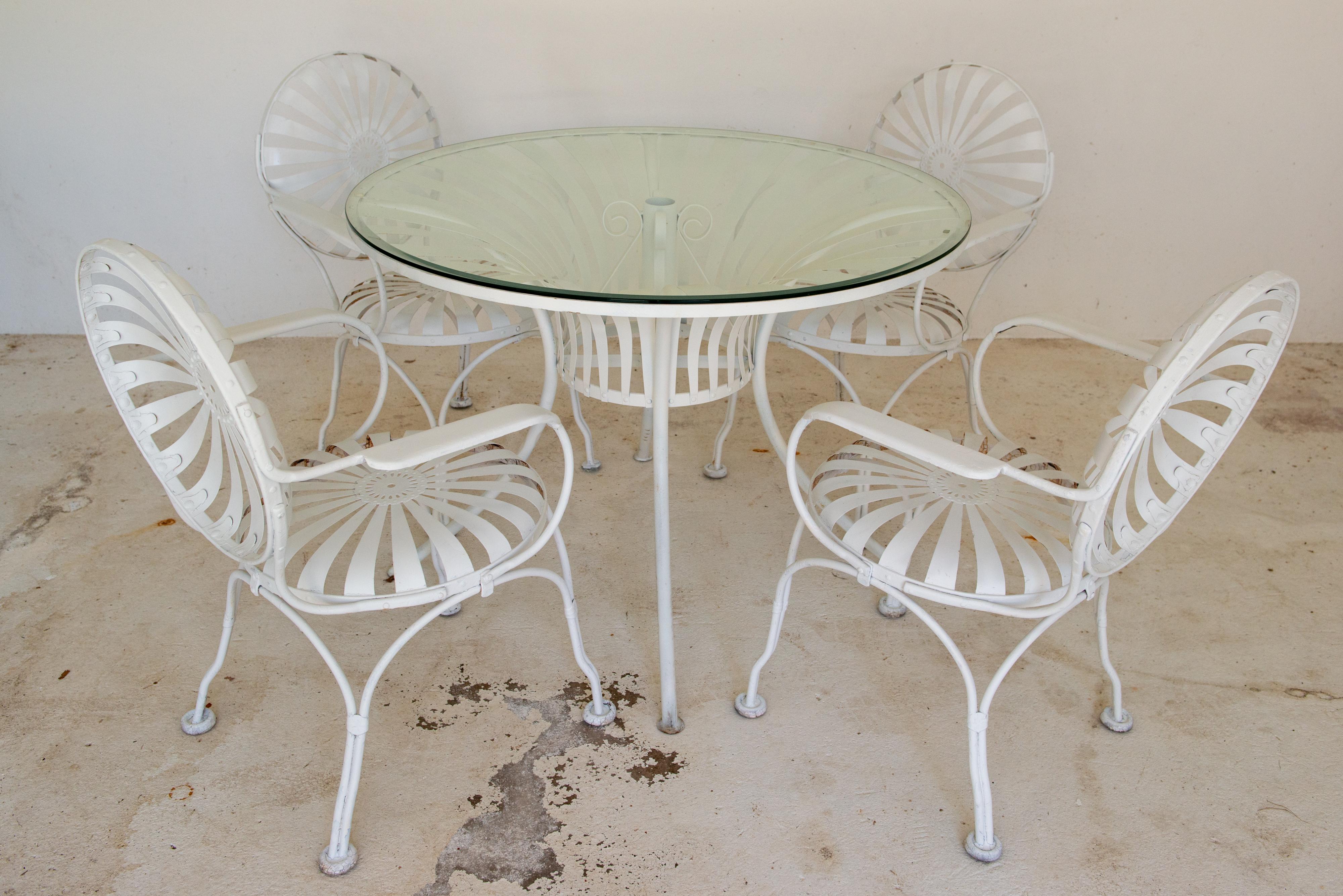 Französisches Eisen-Gartenset von Francois Carre, vier Federarmstühle und Tisch im Zustand „Gut“ im Angebot in Stamford, CT