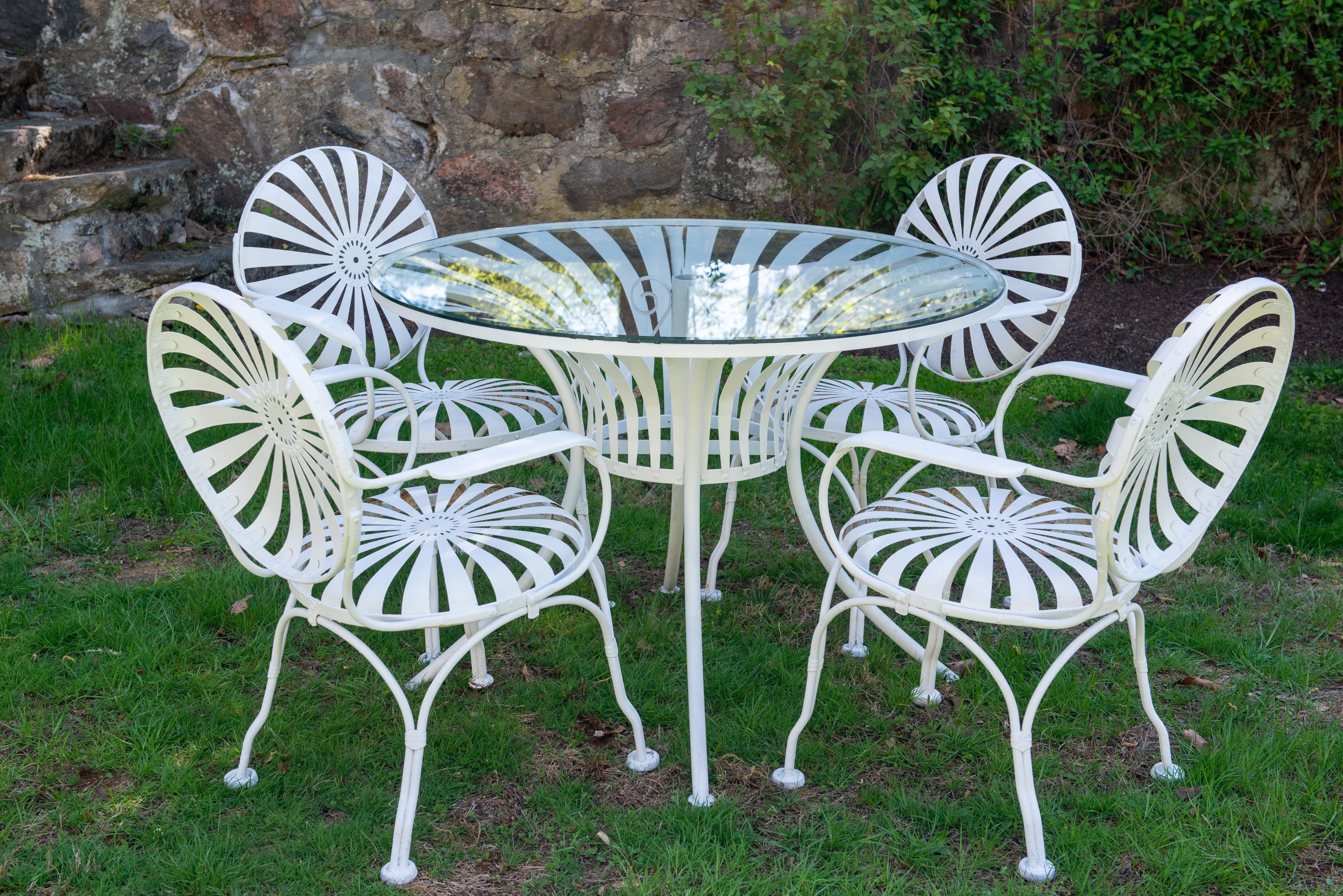Französisches Eisen-Gartenset von Francois Carre, vier Federarmstühle und Tisch (Mitte des 20. Jahrhunderts) im Angebot