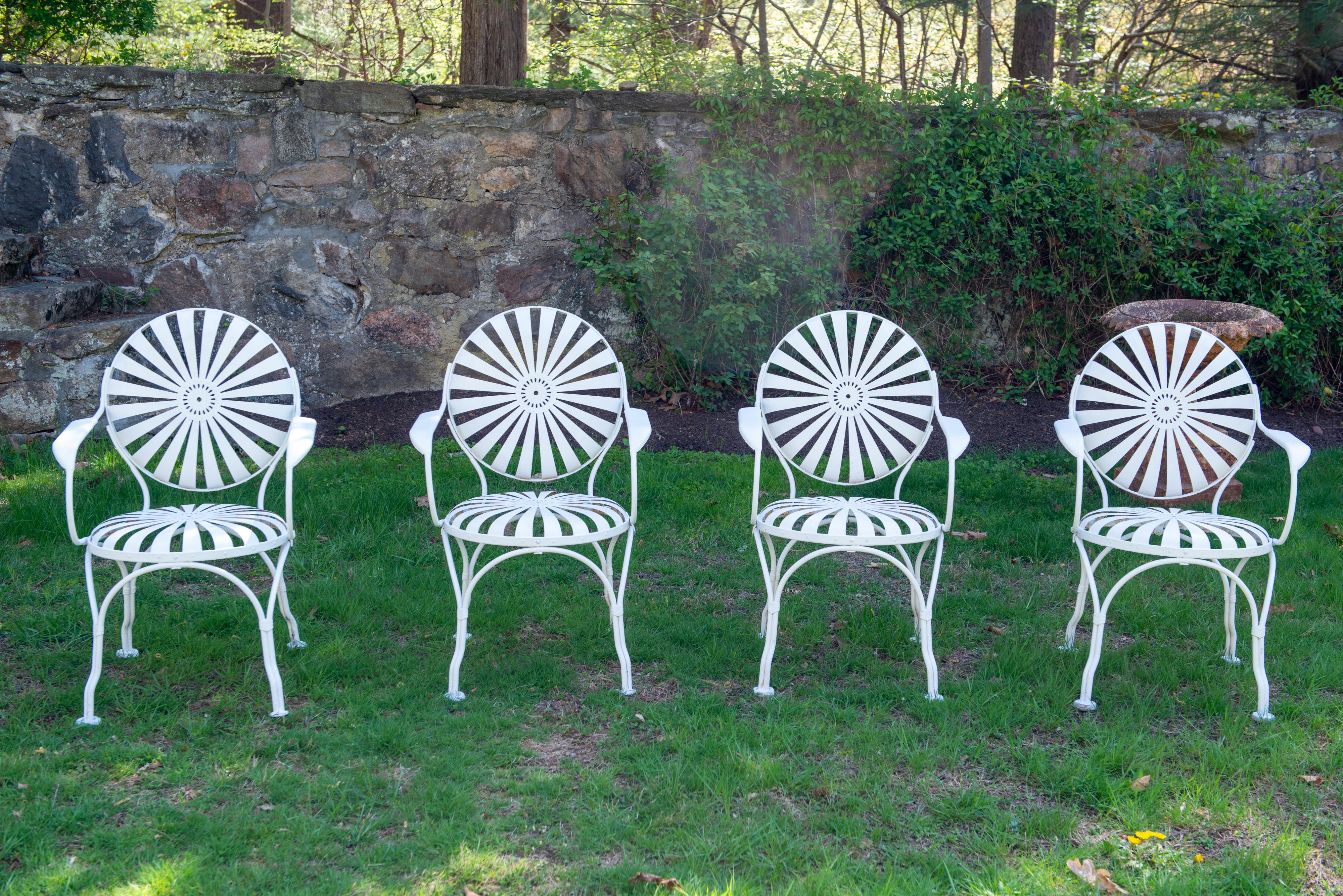 Französisches Eisen-Gartenset von Francois Carre, vier Federarmstühle und Tisch (Stahl) im Angebot