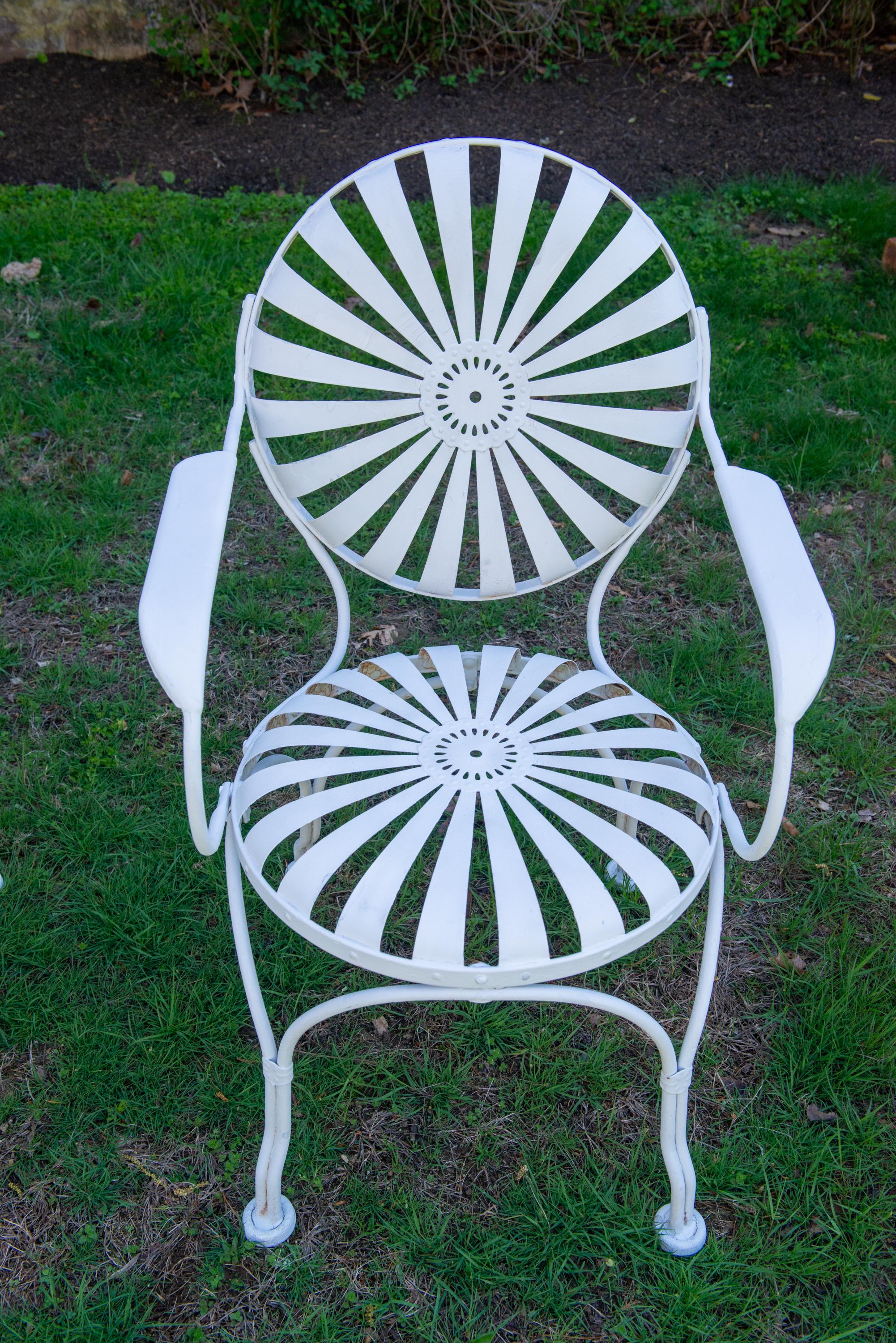 Französisches Eisen-Gartenset von Francois Carre, vier Federarmstühle und Tisch im Angebot 1