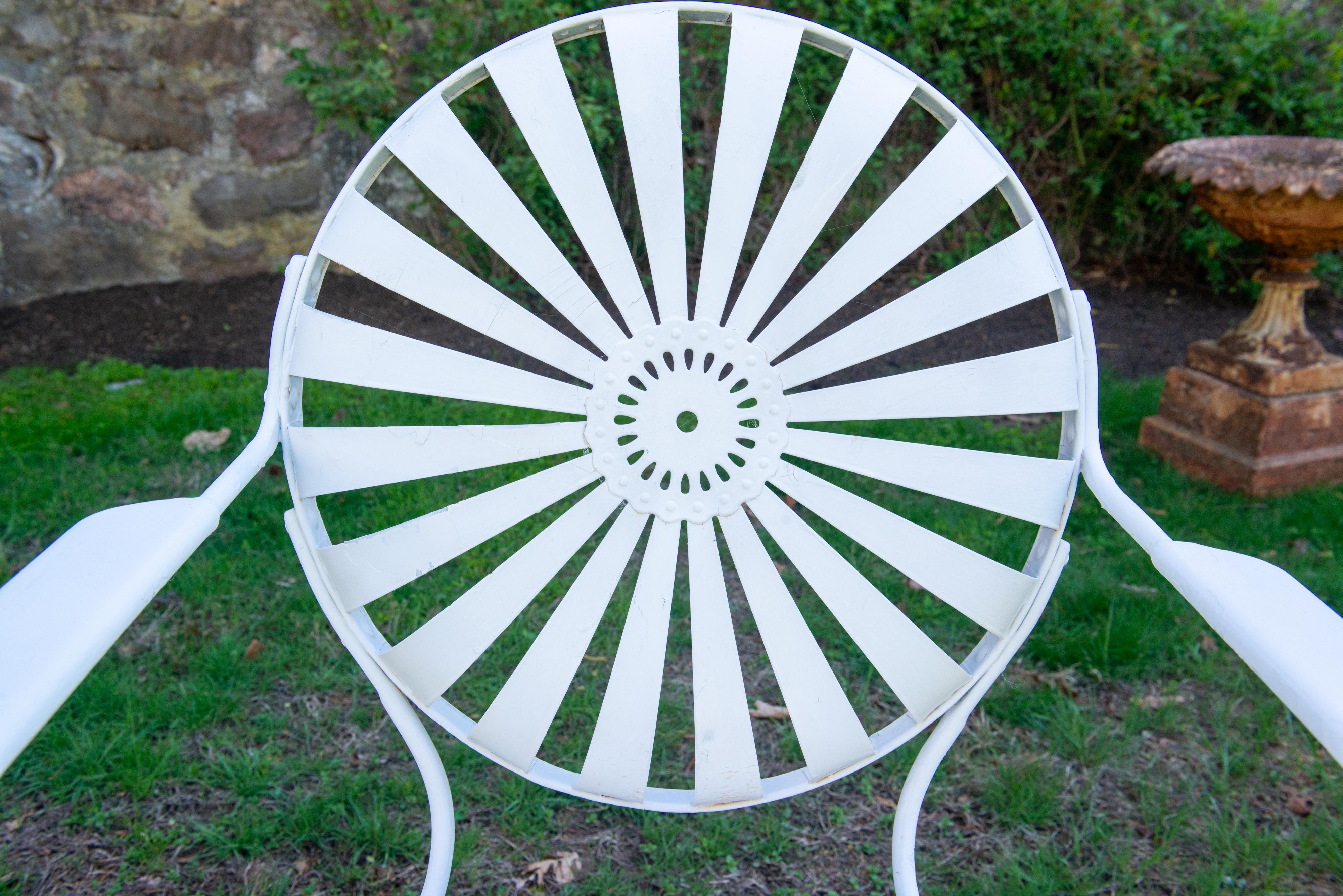 Französisches Eisen-Gartenset von Francois Carre, vier Federarmstühle und Tisch im Angebot 2