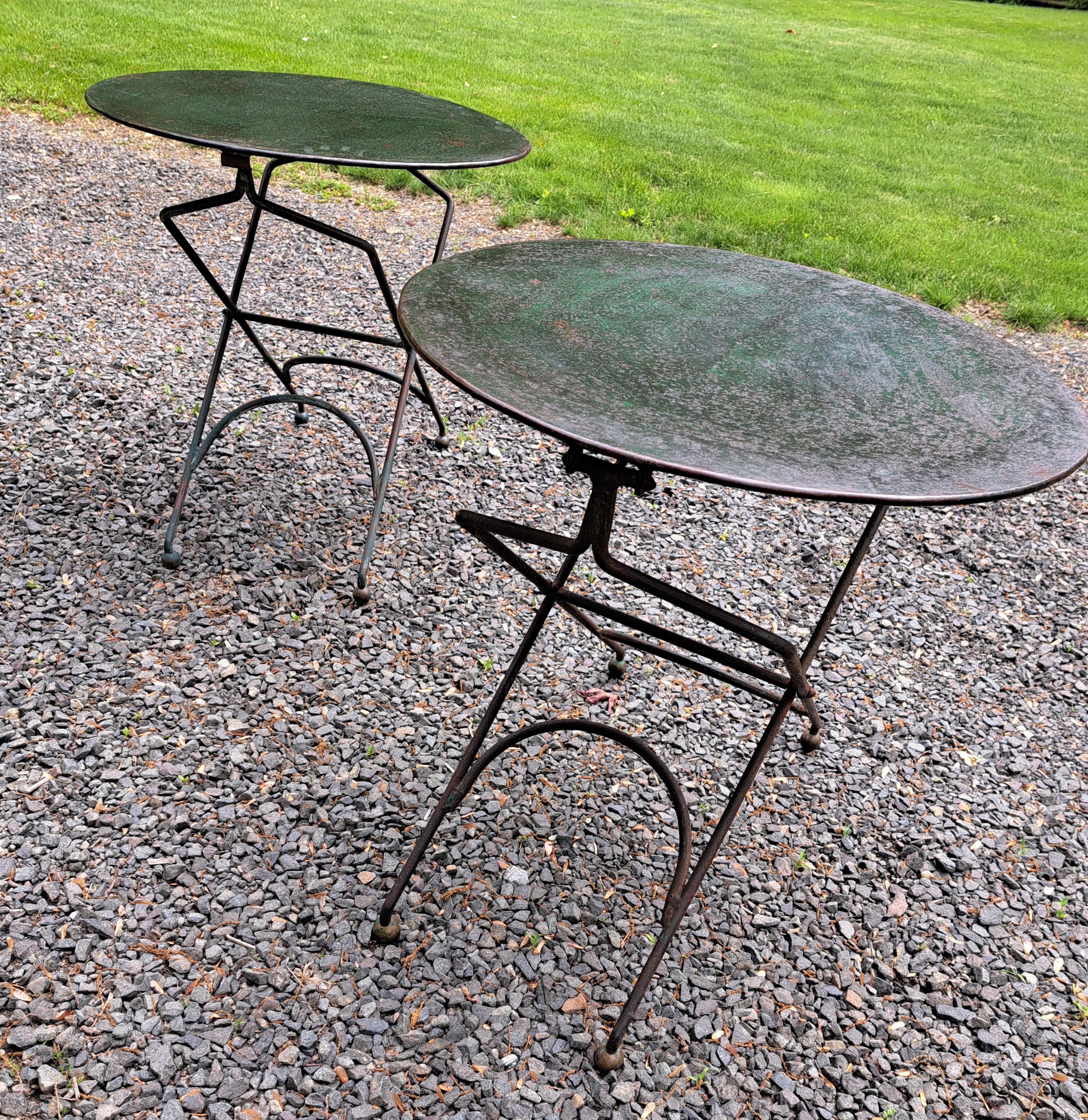 Französische klappbare Garten-Beistelltische aus Eisen mit Kugelfüßen aus Messing, Paar im Angebot 5