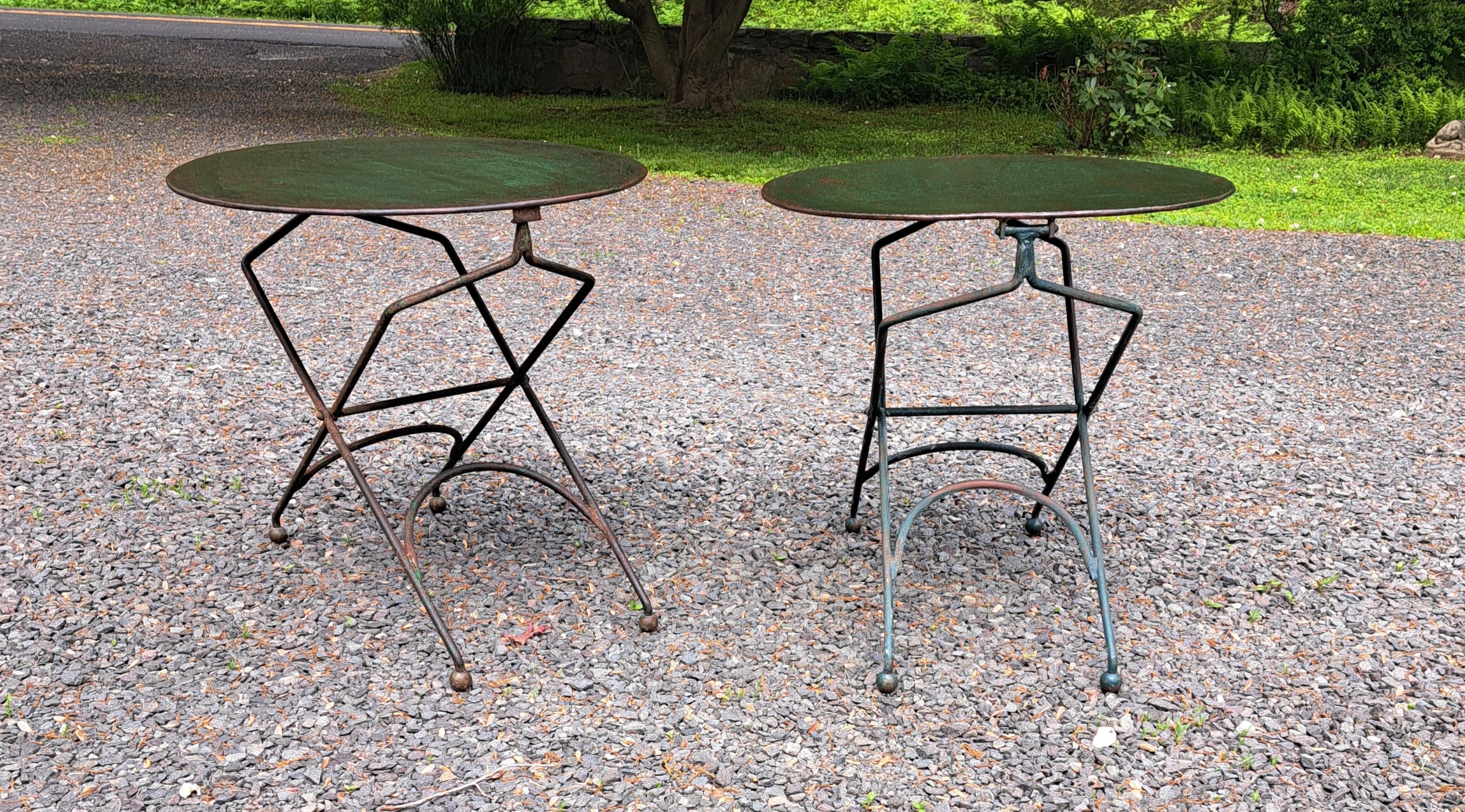 Französisch Eisen Folding Garten Tische mit Messing Kugelfüße ein Paar.  Wahrscheinlich 1. Hälfte des 20. Jahrhunderts.  Sie sind 23