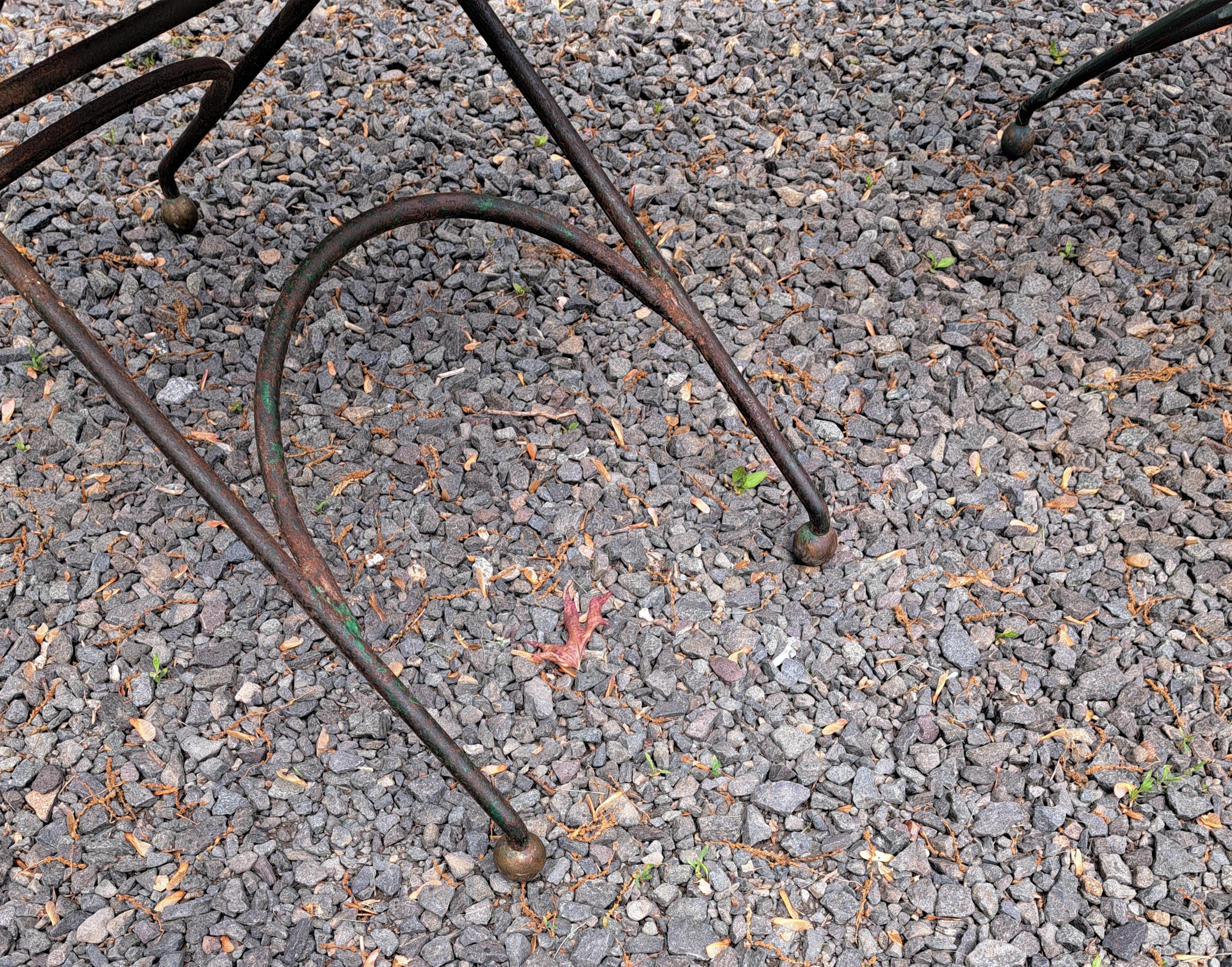 Französische klappbare Garten-Beistelltische aus Eisen mit Kugelfüßen aus Messing, Paar (Französische Provence) im Angebot