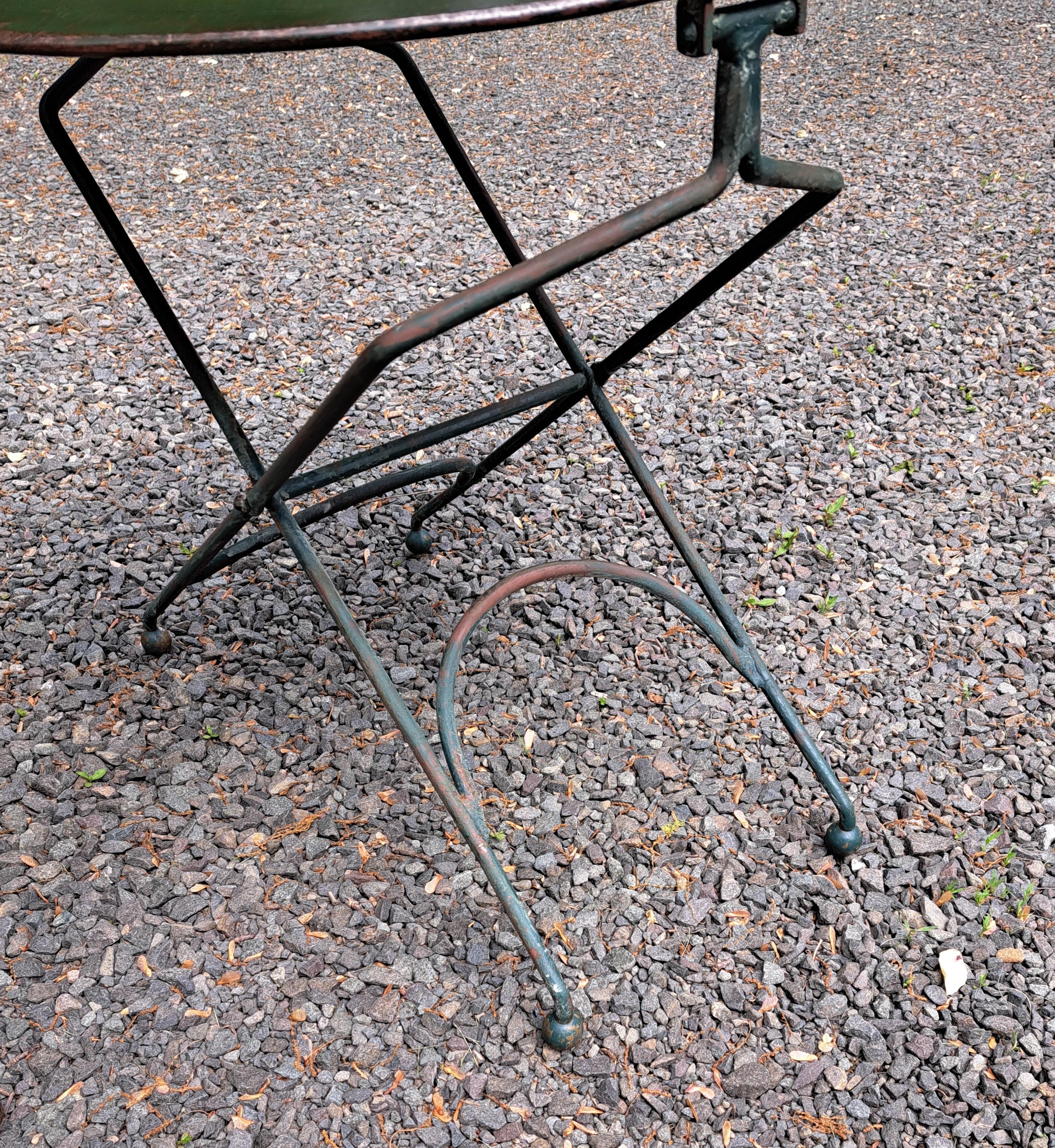 Französische klappbare Garten-Beistelltische aus Eisen mit Kugelfüßen aus Messing, Paar im Zustand „Gut“ im Angebot in Newtown, CT
