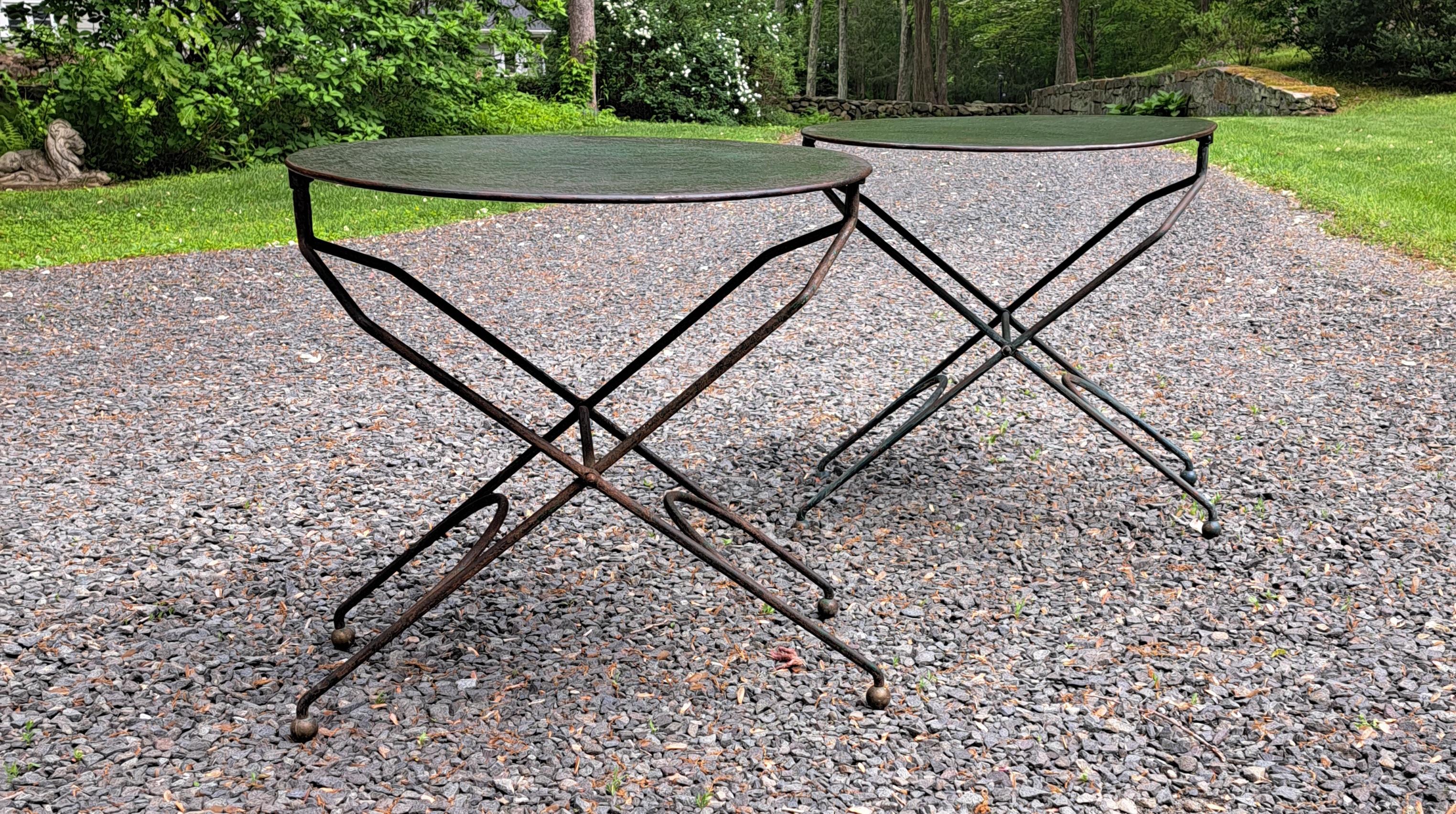 Französische klappbare Garten-Beistelltische aus Eisen mit Kugelfüßen aus Messing, Paar (Mitte des 20. Jahrhunderts) im Angebot