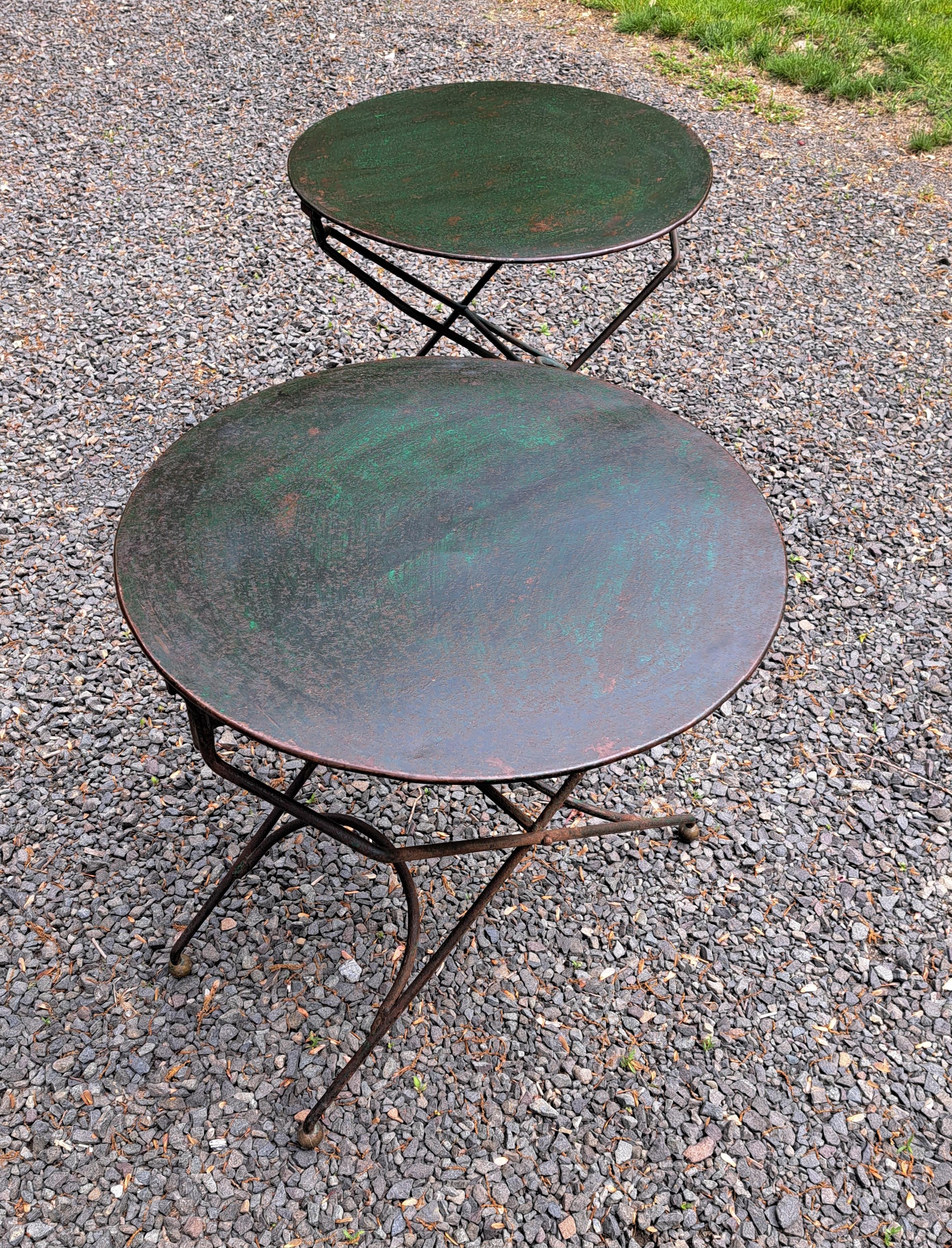 Französische klappbare Garten-Beistelltische aus Eisen mit Kugelfüßen aus Messing, Paar im Angebot 1