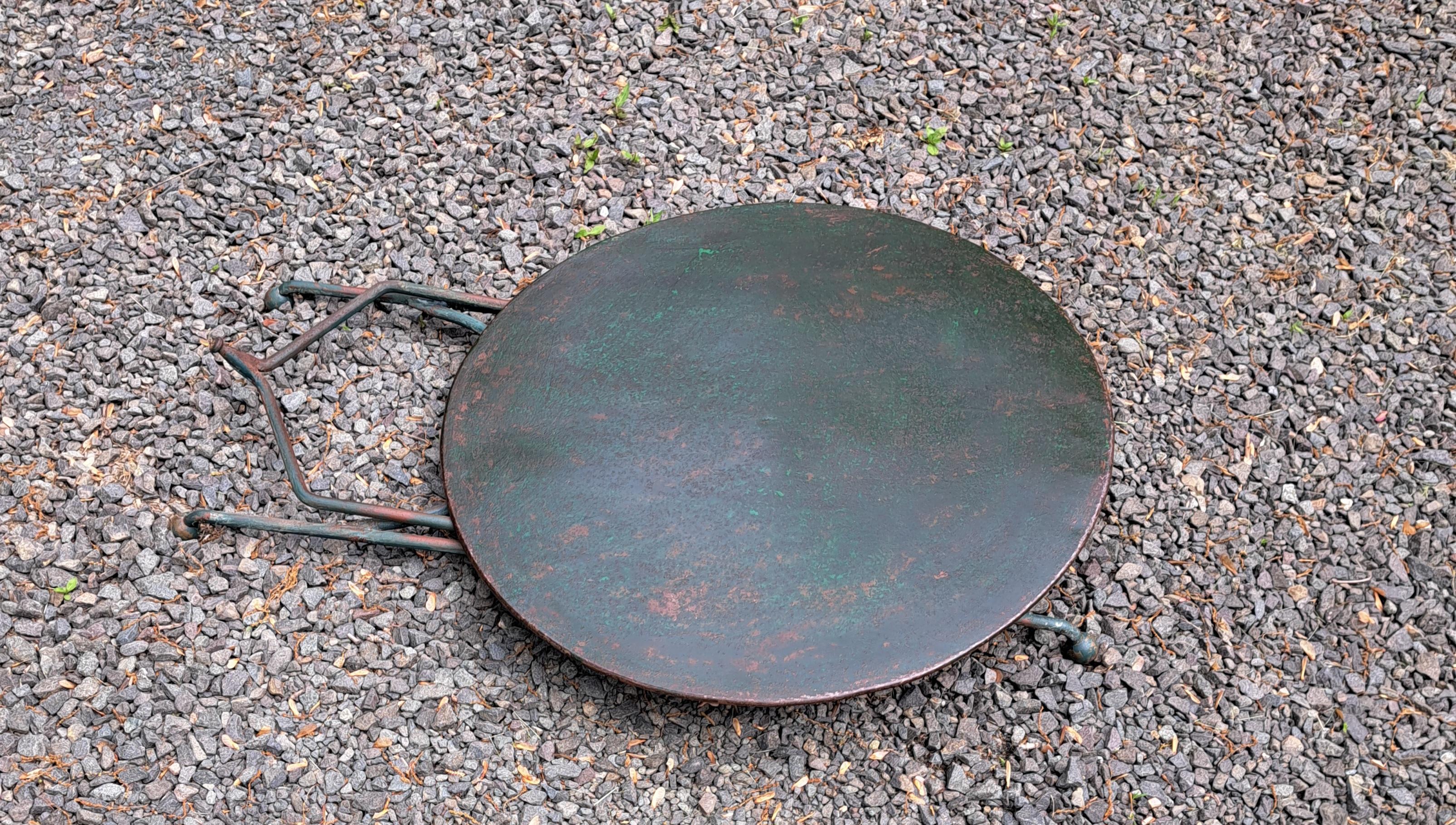 Französische klappbare Garten-Beistelltische aus Eisen mit Kugelfüßen aus Messing, Paar im Angebot 4