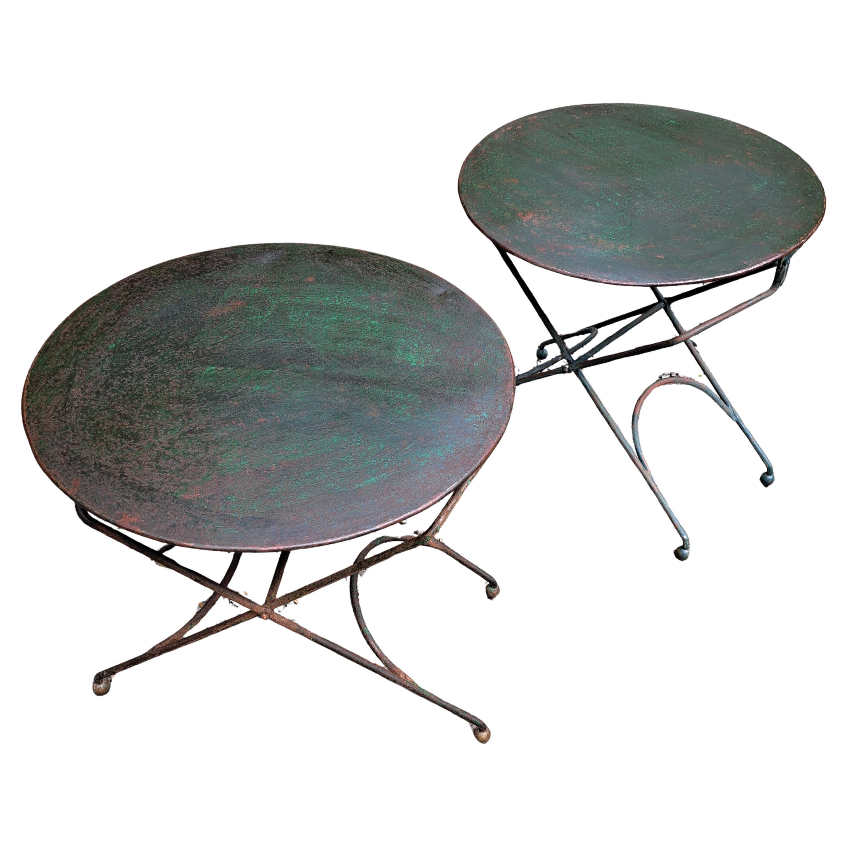 Französische klappbare Garten-Beistelltische aus Eisen mit Kugelfüßen aus Messing, Paar im Angebot