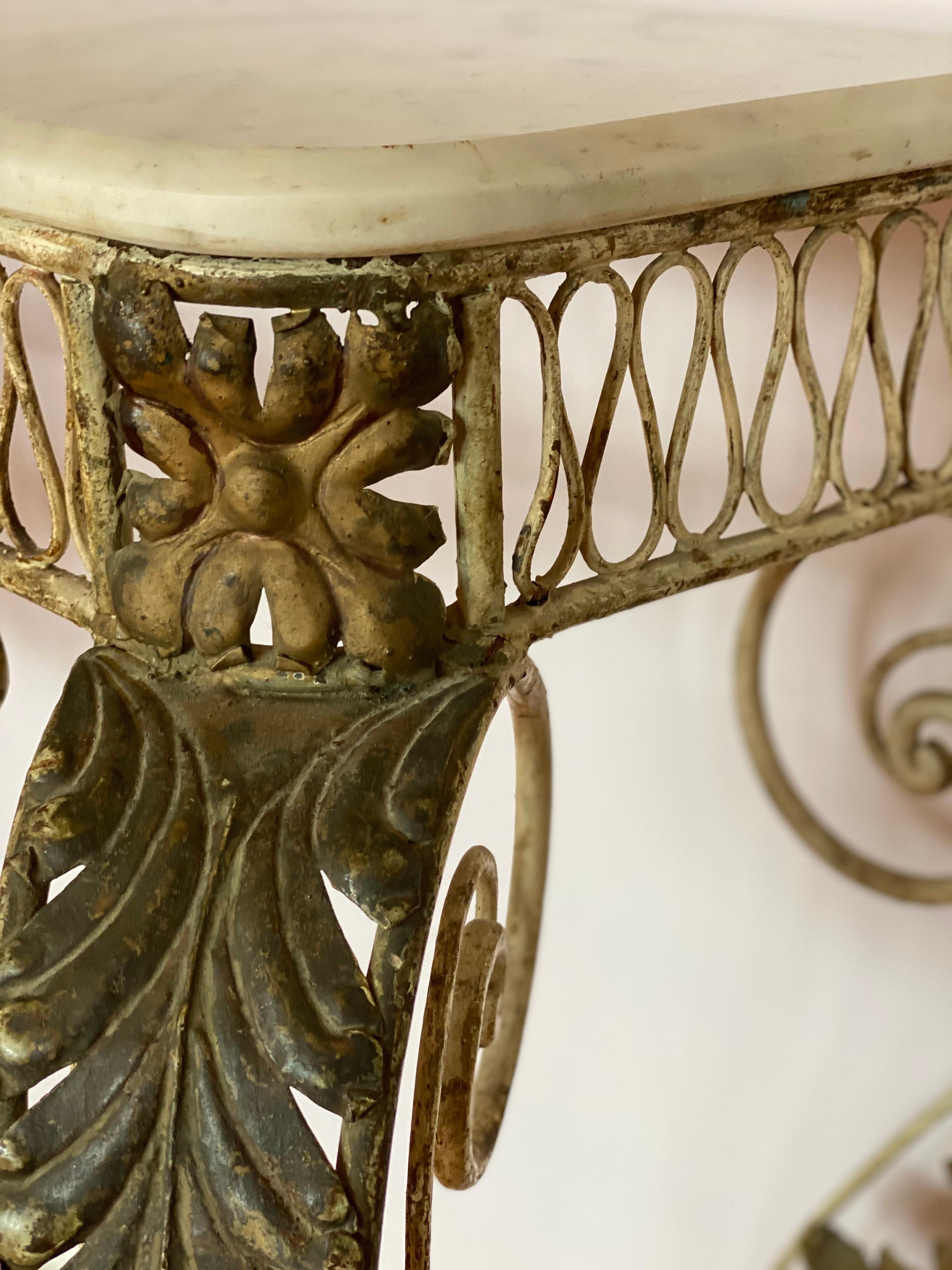 Konsole aus Eisen und vergoldet im Louis-XV-Stil, weiß lackiert, mit Marmorplatte im Zustand „Gut“ im Angebot in Southampton, NY