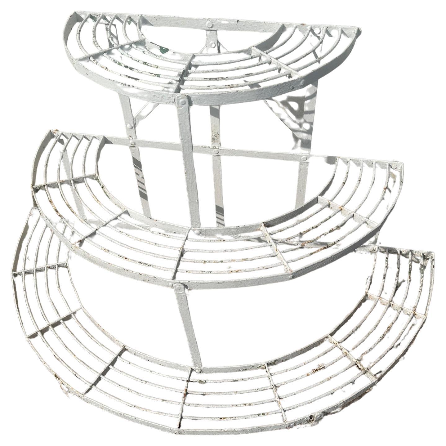 Demi-lune en fer blanc du milieu du siècle, chute d'eau, jardin, serre ou étagère pour plantes de patio. 
Trois étages. Condition d'utilisation. Patine de l'âge.

