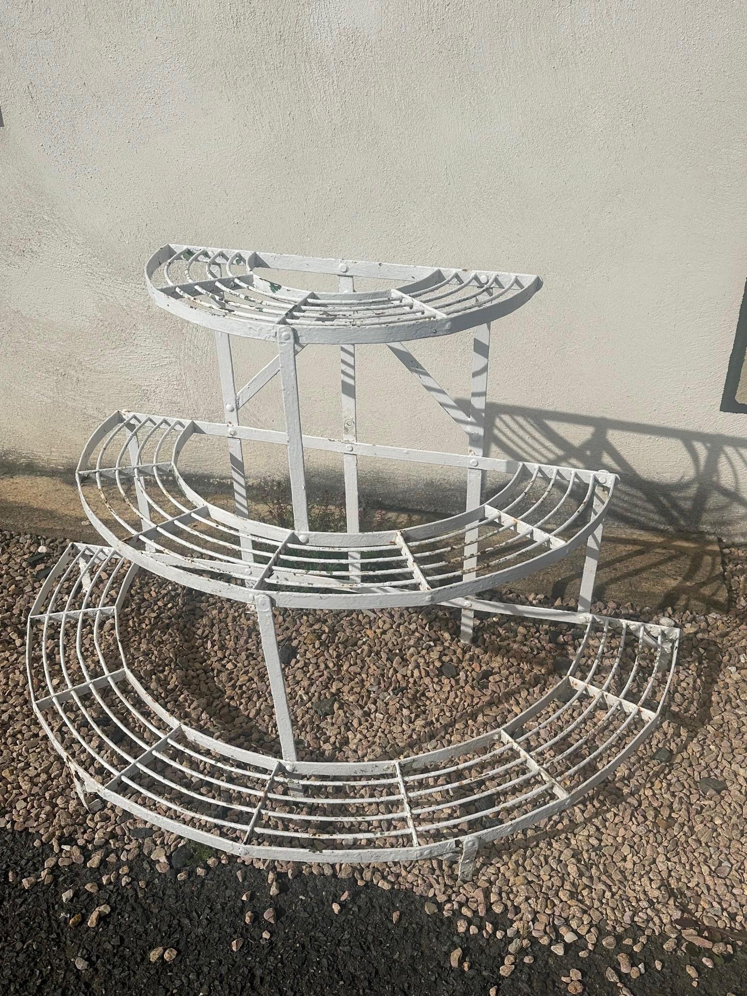 French Iron Half Moon Water Fall Garden or Plant Pot shelf In Good Condition For Sale In LEGNY, FR
