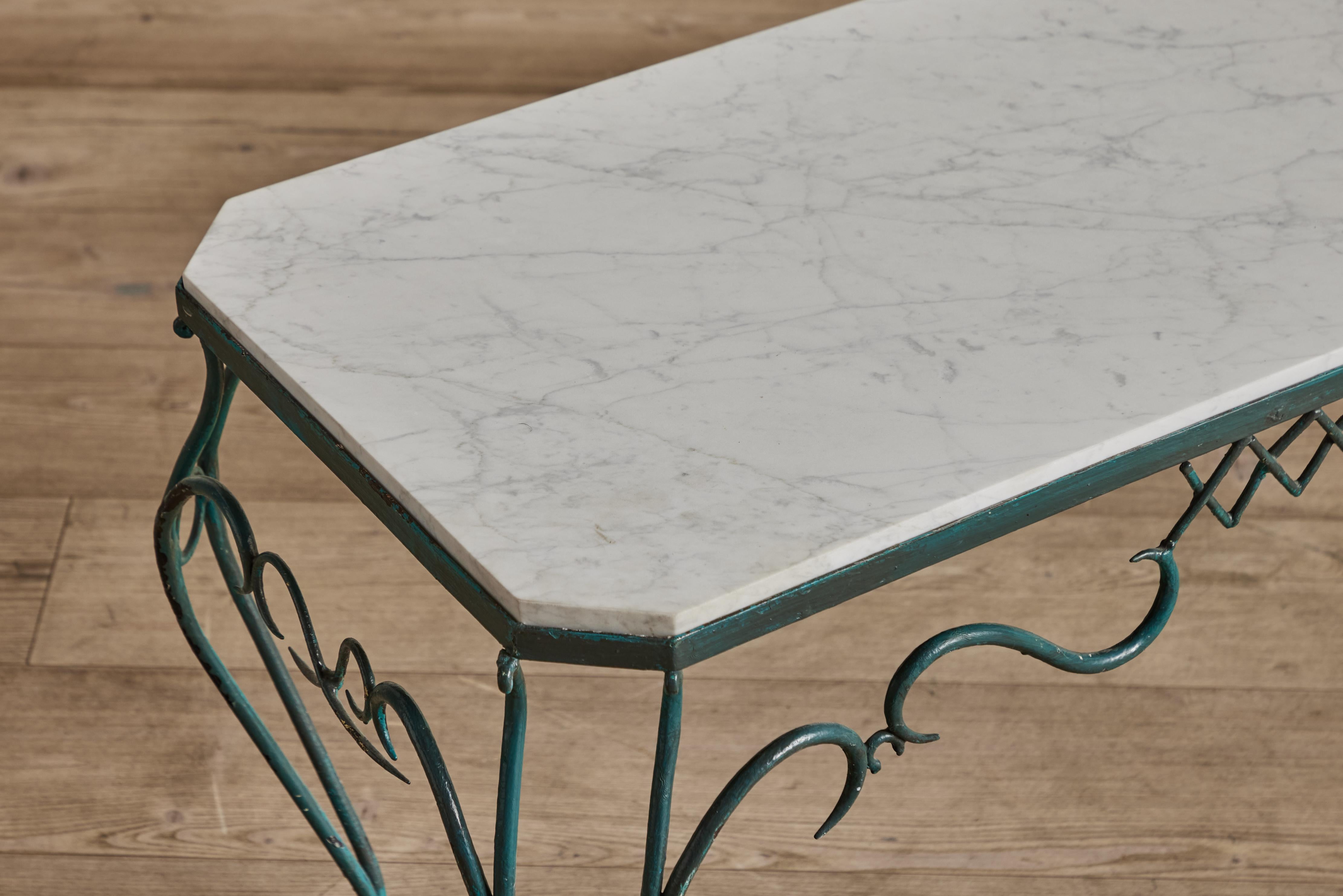 20ième siècle Table basse française en fer et marbre en vente