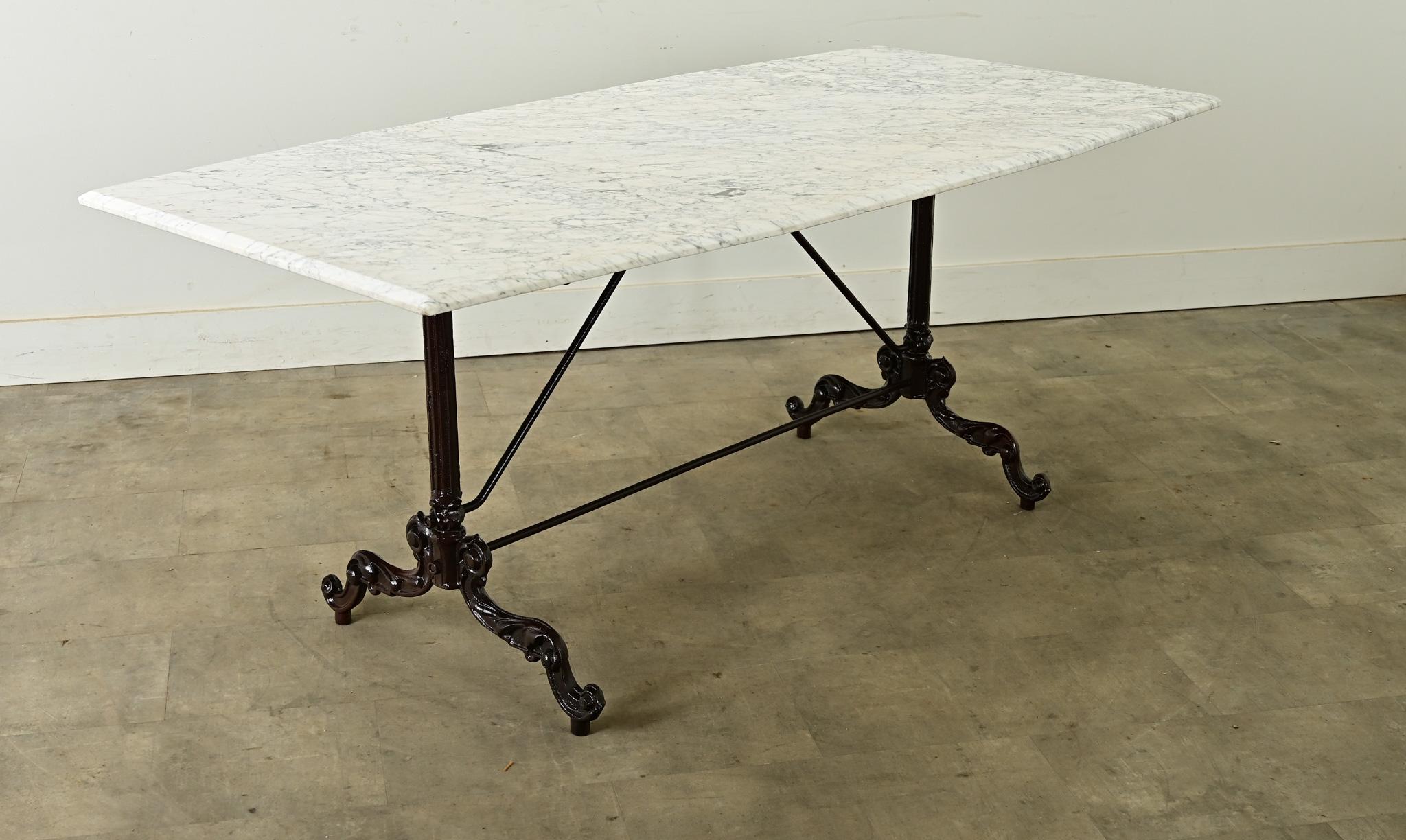 Une superbe table de jardin en fonte et marbre du 19e siècle, parfaite pour recevoir ou pour un usage quotidien, à l'intérieur comme à l'extérieur. Le plateau en marbre blanc a une forme polygonale unique - un octogone allongé avec trois facettes