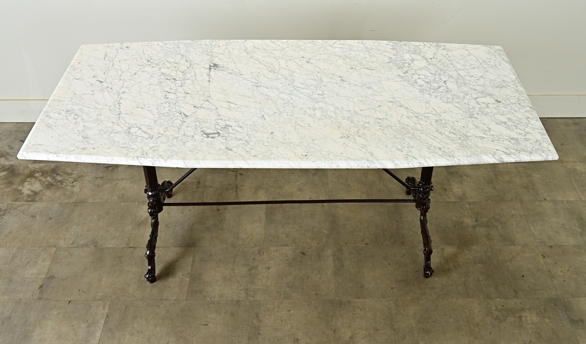Français Table à manger d'extérieur en fer et marbre français