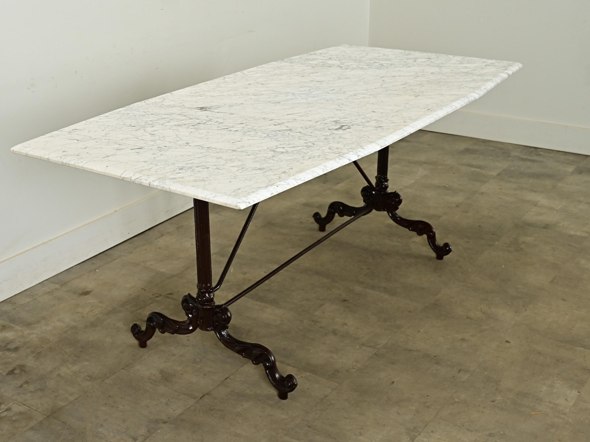 Table à manger d'extérieur en fer et marbre français Bon état à Baton Rouge, LA
