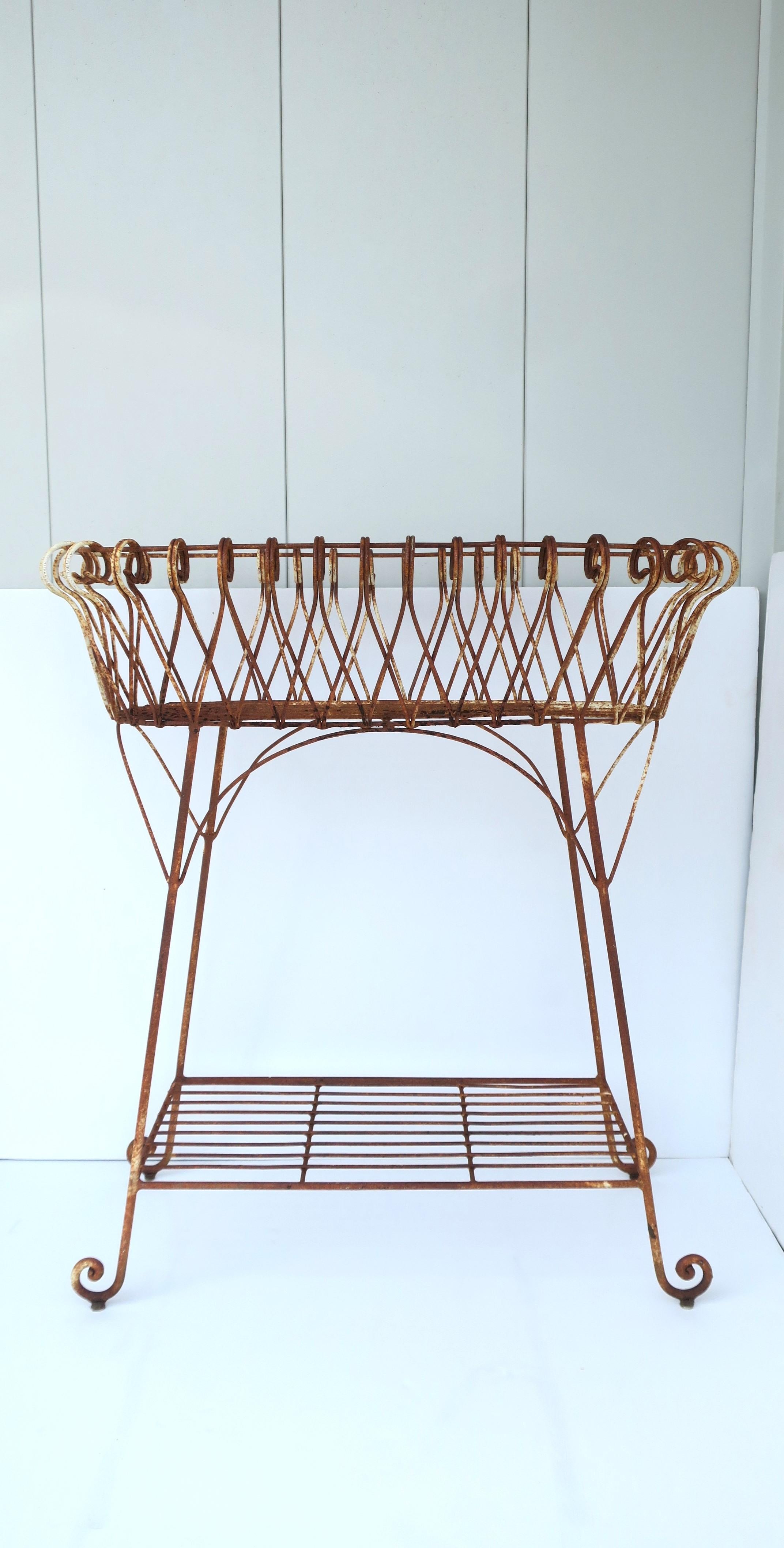 French Iron Plant Flowerpot Holder Stand Jardiniere In Good Condition For Sale In New York, NY