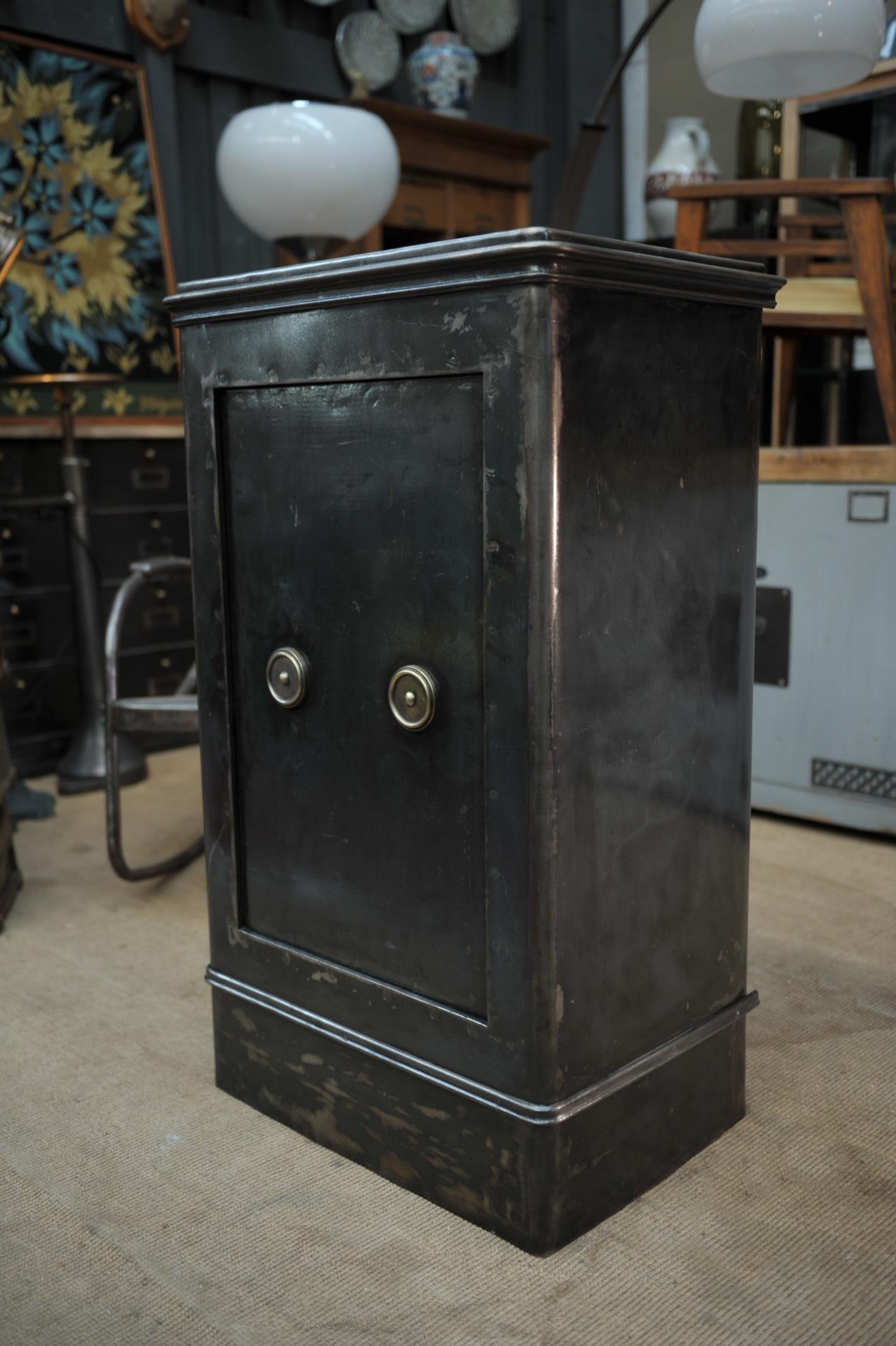 Old iron safe with 2 original keys and tag LE VIMEU and possibility to change code weight about 150 kg.