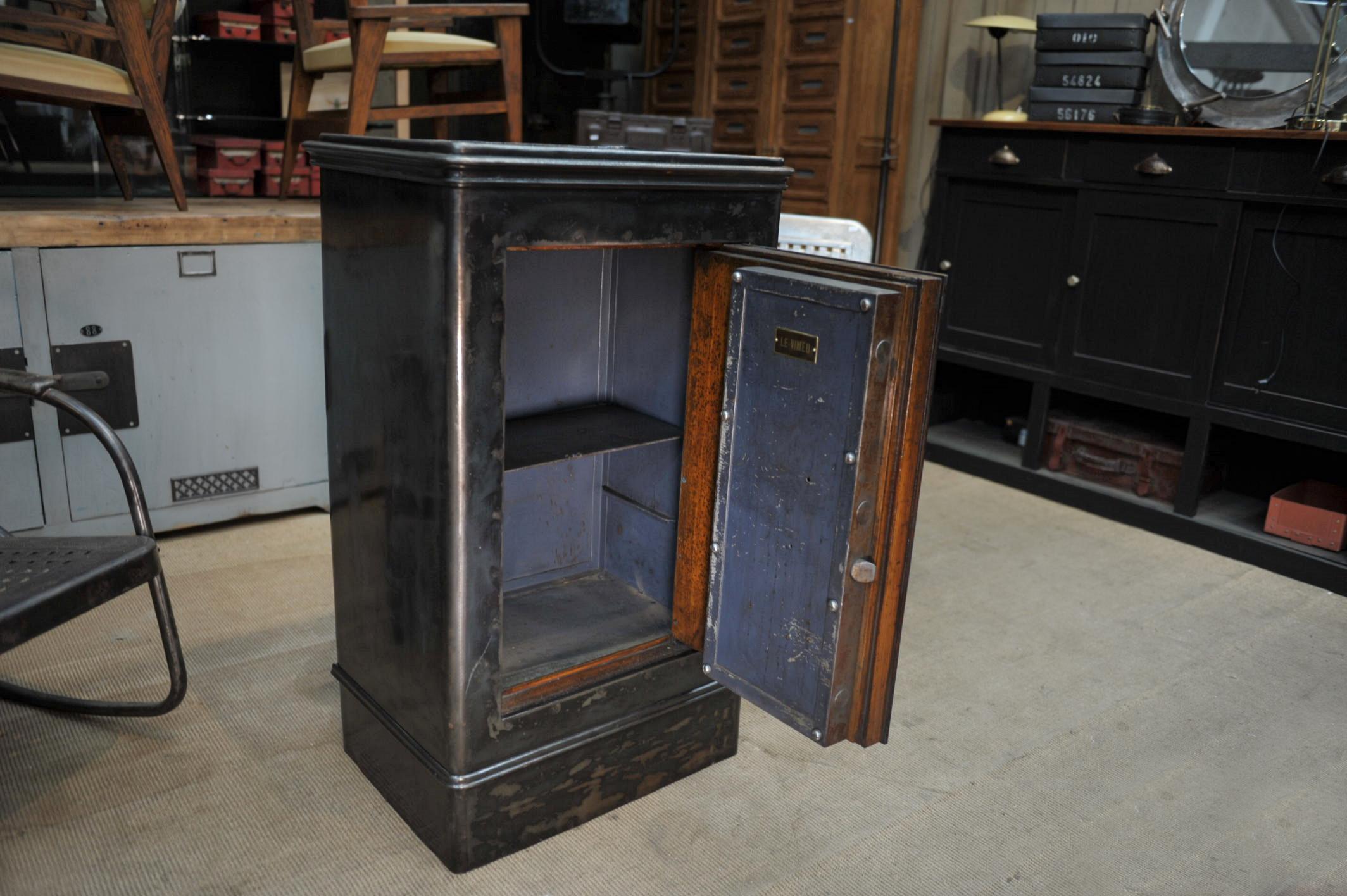 French Iron Safe from Le Vimeu, circa 1920 In Good Condition In Roubaix, FR