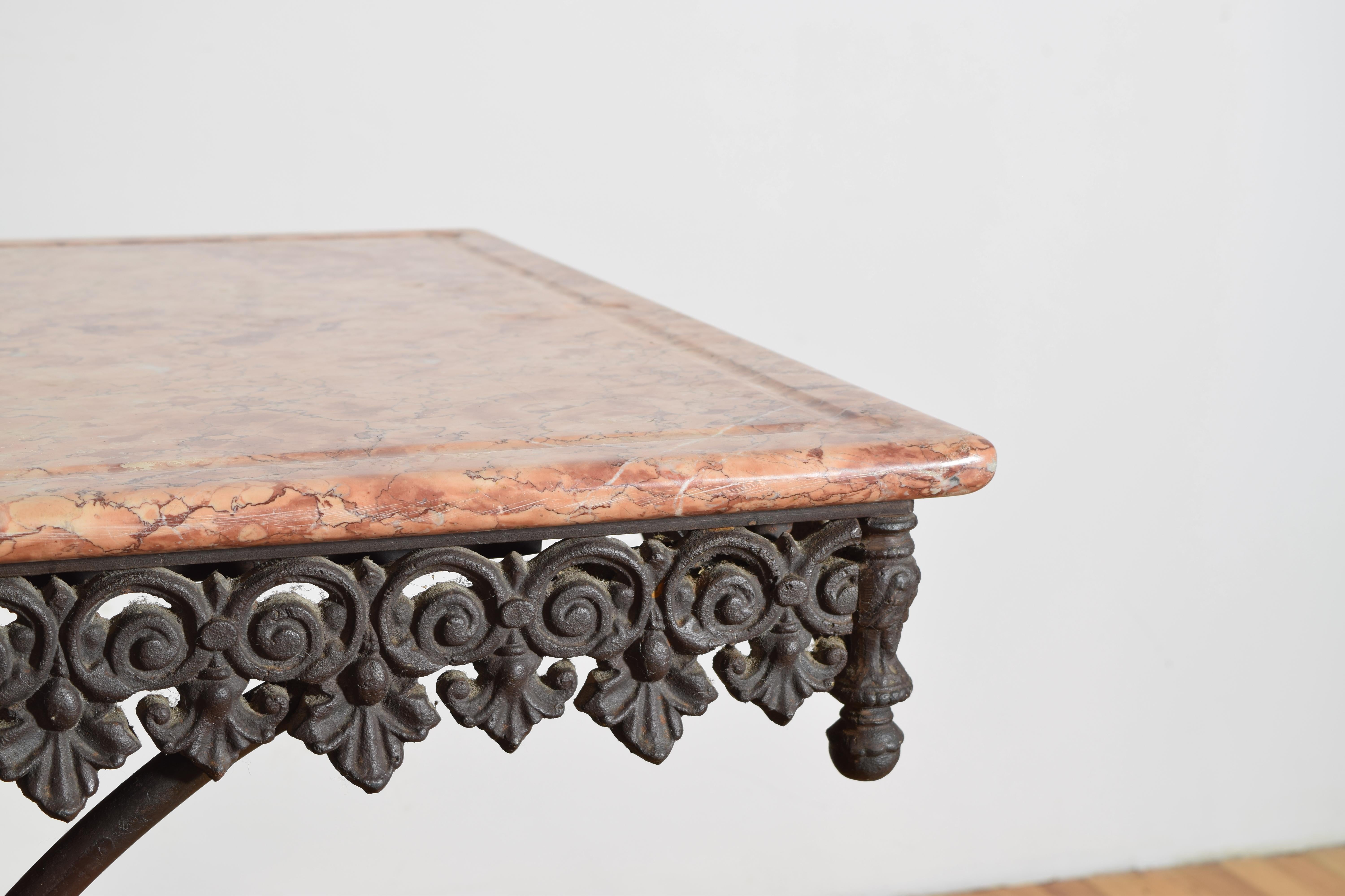 Fine XVIII secolo Tavolo francese con piano in ferro, acciaio e marmo de Boucher, seconda metà del XIX secolo in vendita