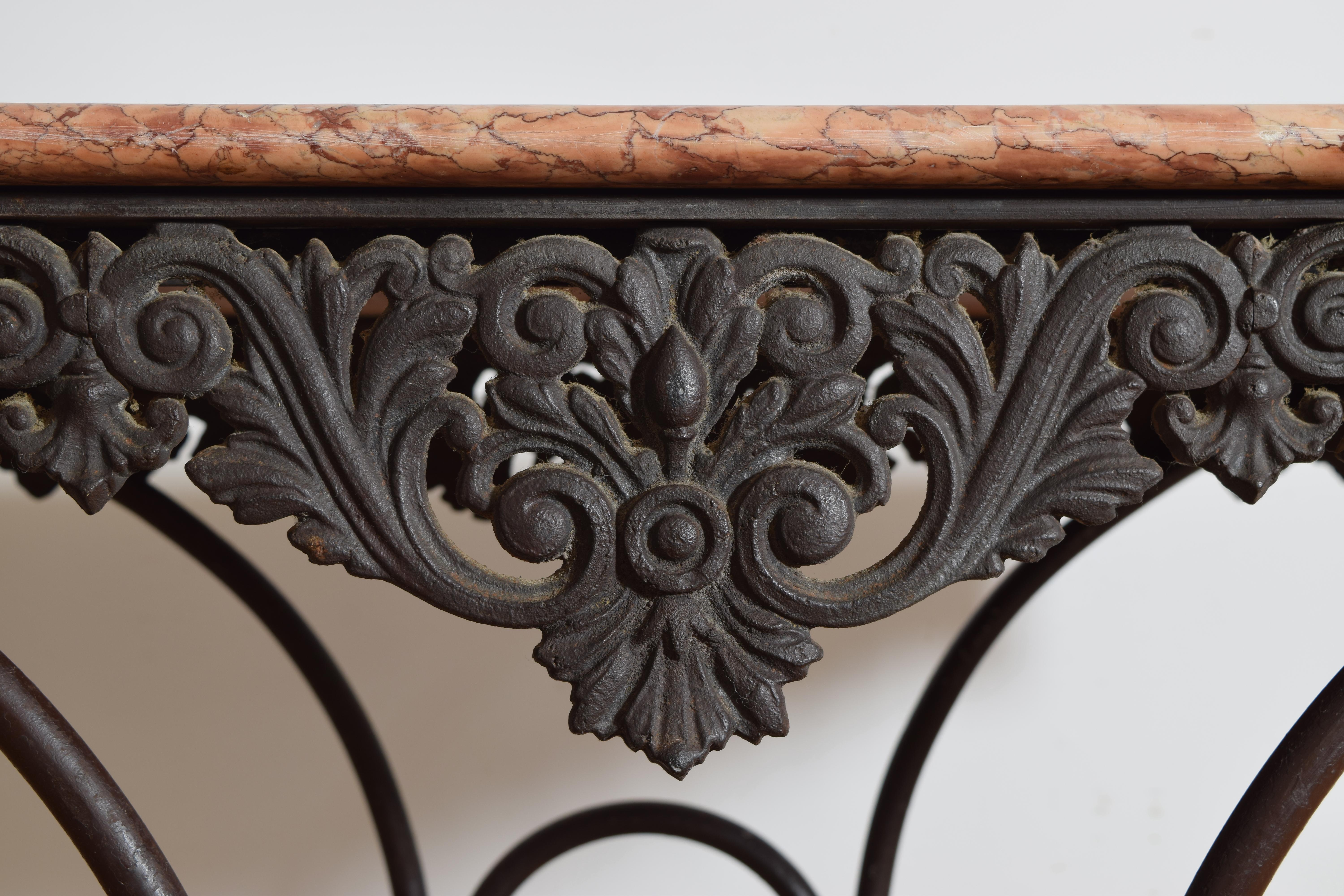 Acciaio Tavolo francese con piano in ferro, acciaio e marmo de Boucher, seconda metà del XIX secolo in vendita