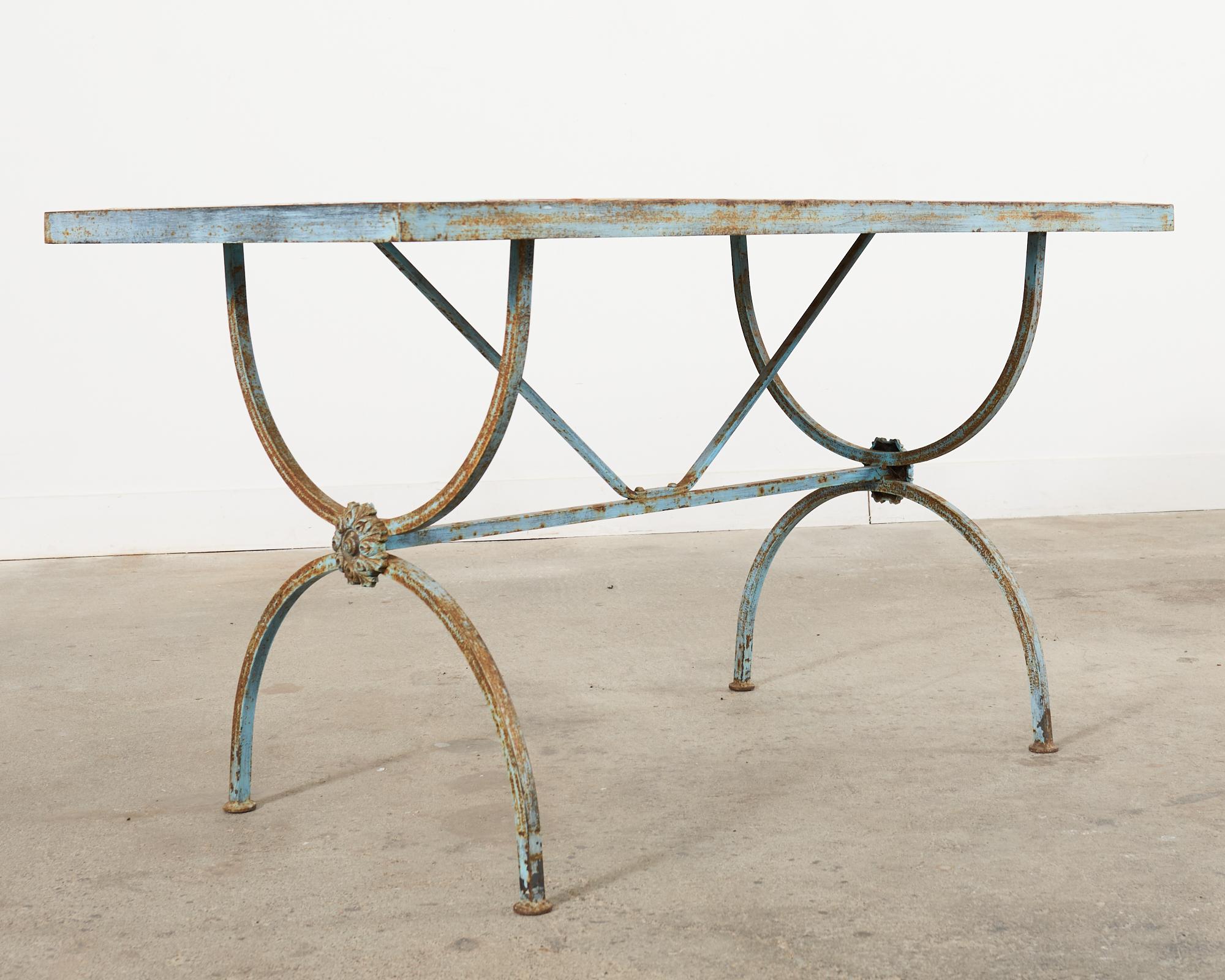 Table de salle à manger de jardin Curule à plateau en fer français en vente 4