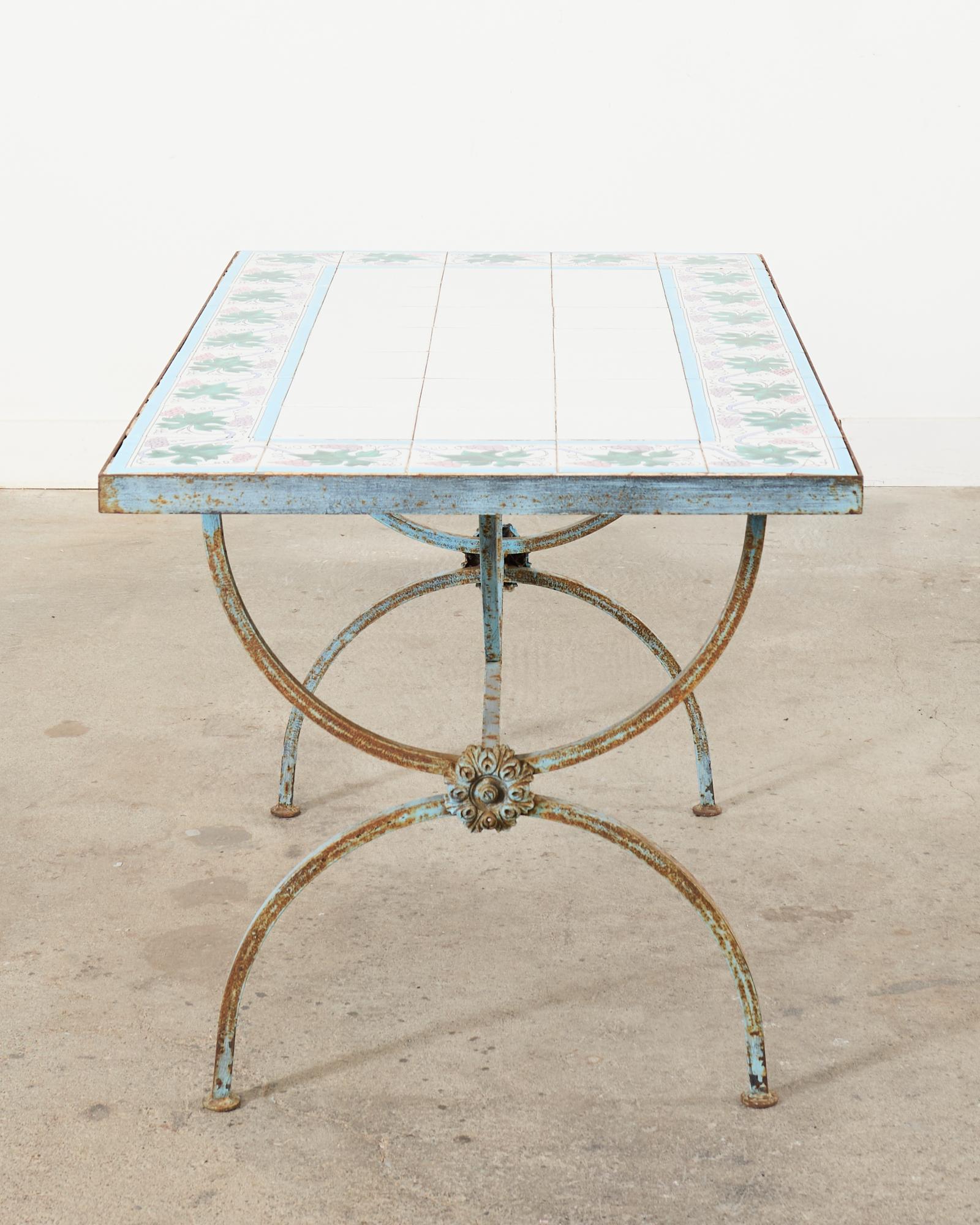 Table de salle à manger de jardin Curule à plateau en fer français en vente 10