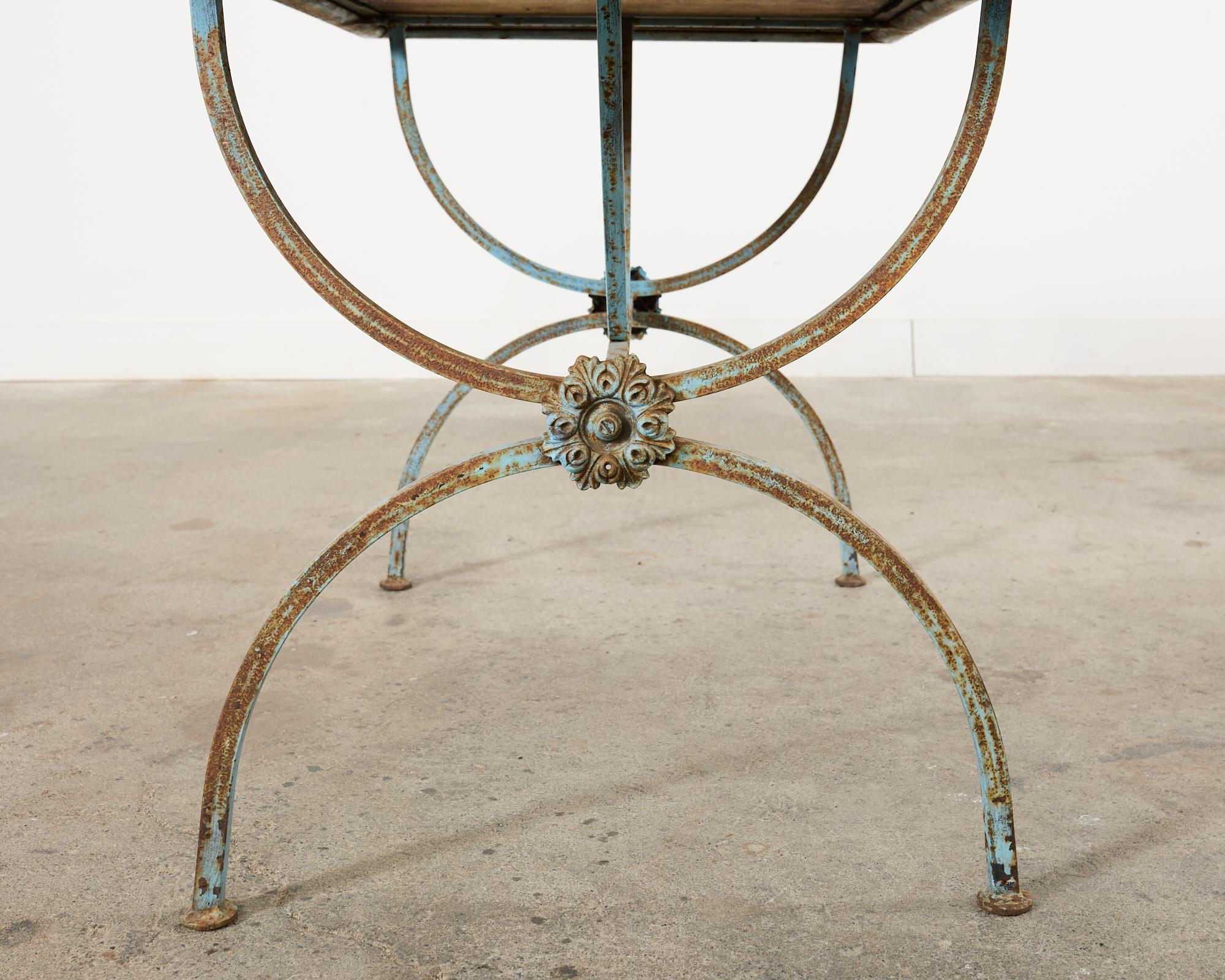 Table de salle à manger de jardin Curule à plateau en fer français en vente 11