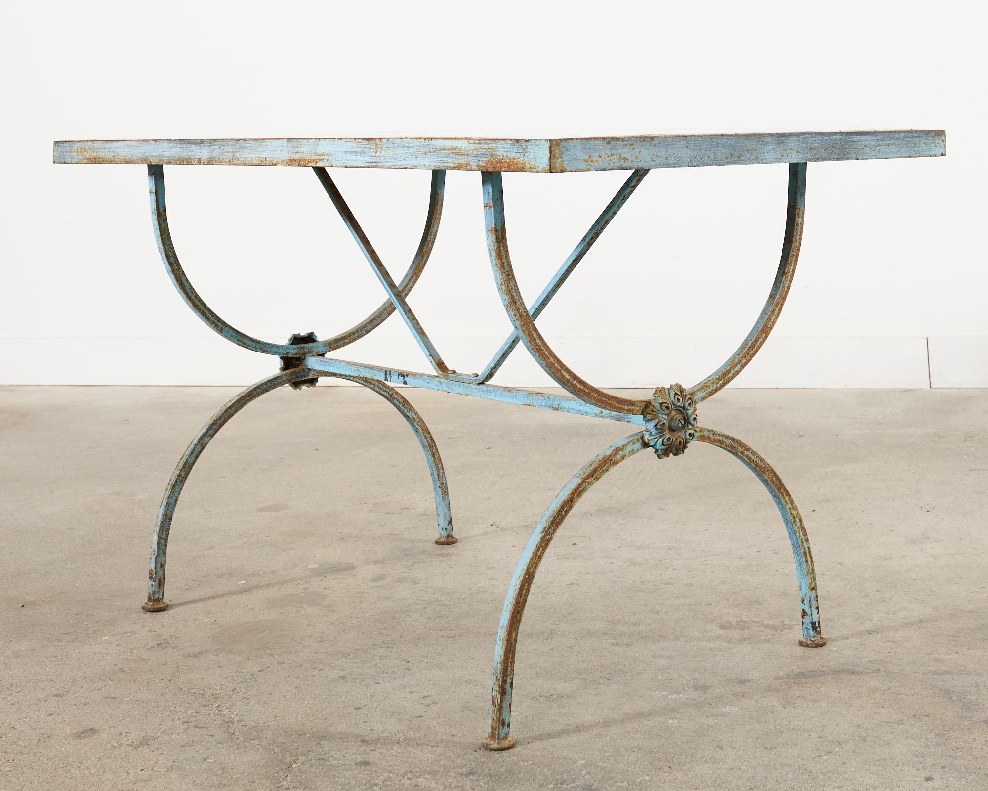 Fait main Table de salle à manger de jardin Curule à plateau en fer français en vente